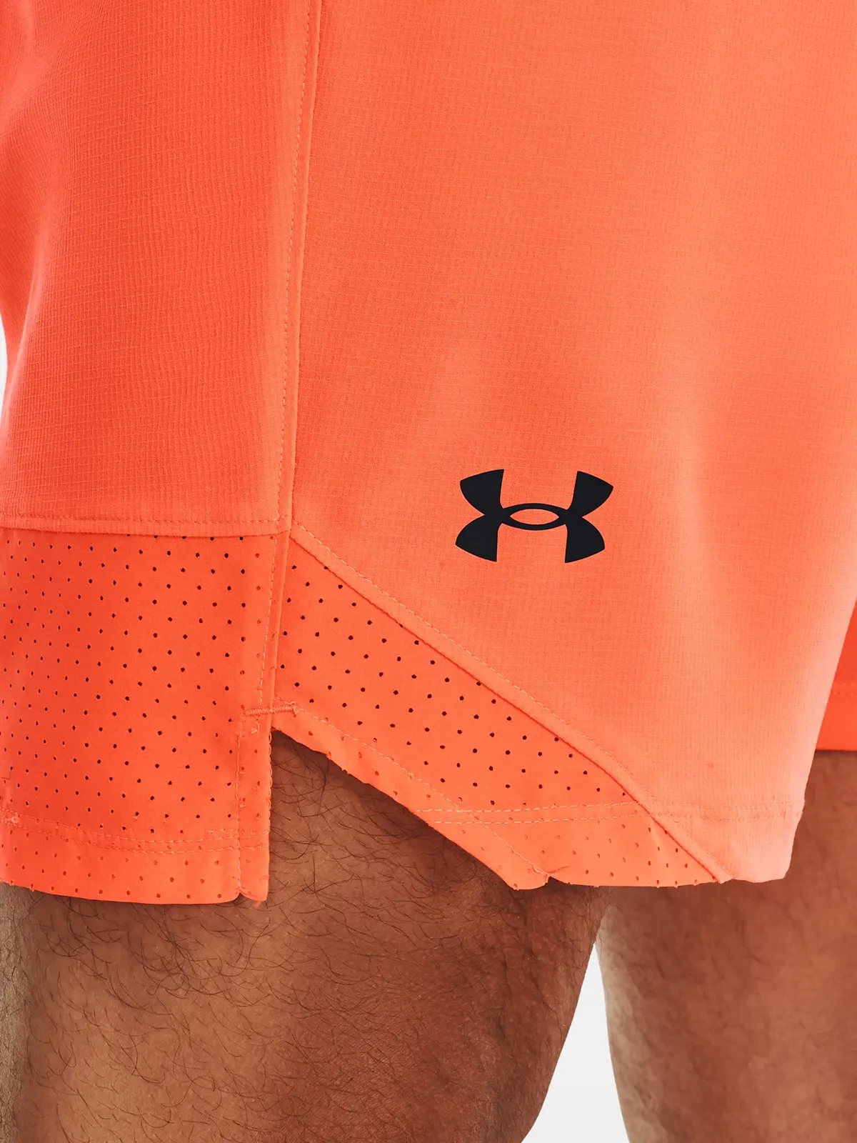 KRÓTKIE SPODENKI MĘSKIE UNDER ARMOUR SZORTY SPORTOWE SZYBKOSCHNĄCE 1370382 Kolor pomarańczowy