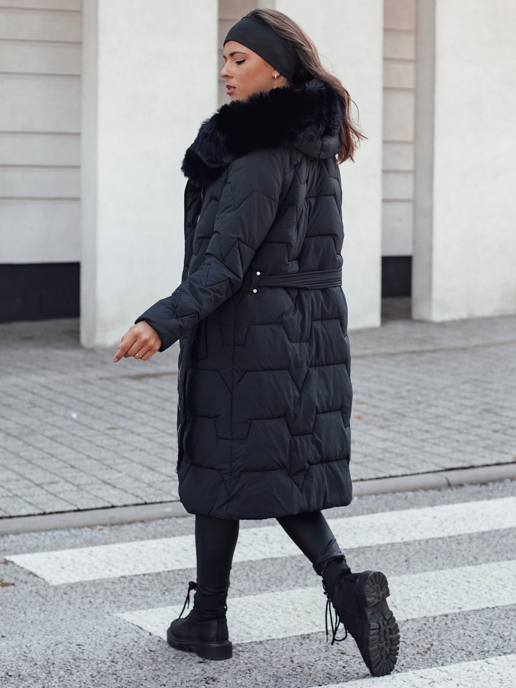 PIKOWANA DAMSKA ZIMOWA KURTKA/PŁASZCZ Z KAPTUREM CZARNA ty4613 - L Kolor czarny