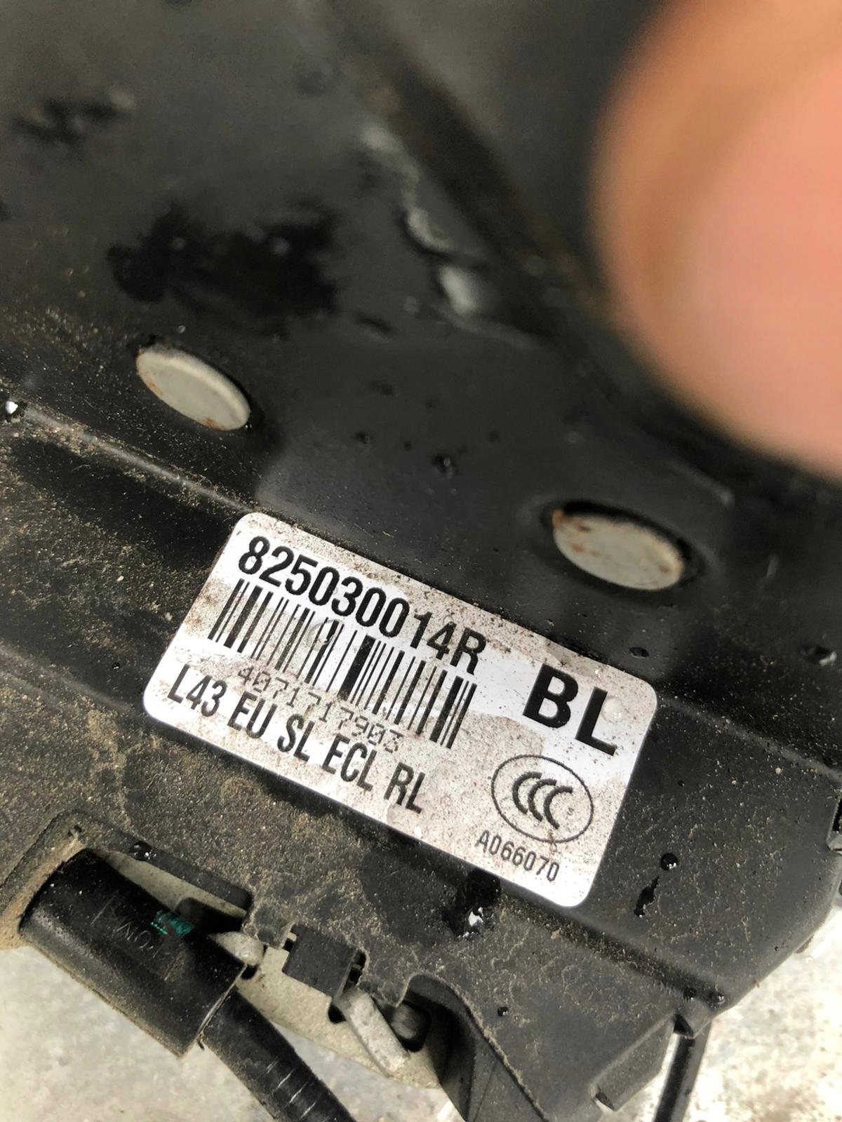 lock left rear part LATITUDE 825030014R