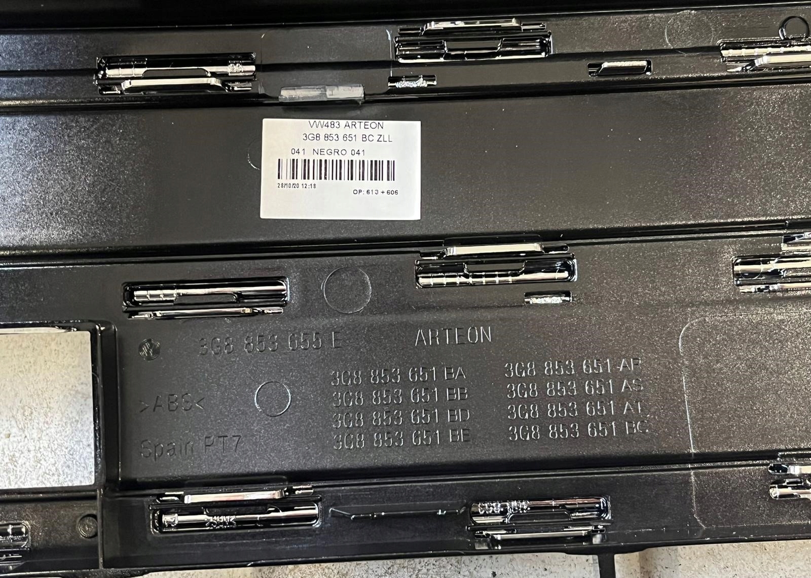 Grill atrapa VW 3G8853651BC Numer katalogowy oryginału 3G8853651BC