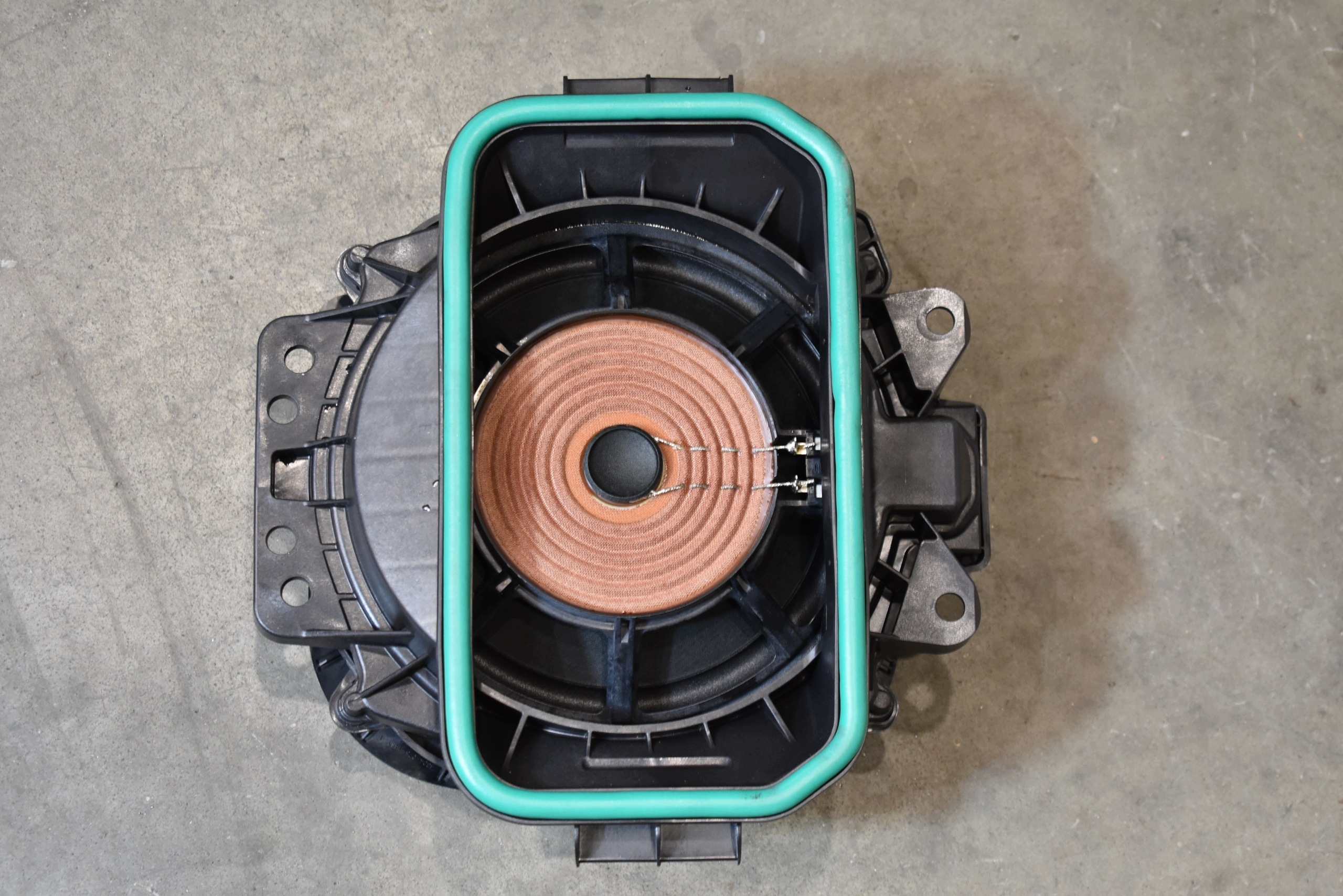 IDEALNY speaker NISKOTONOWY +cover grid BMW X7 G07 1