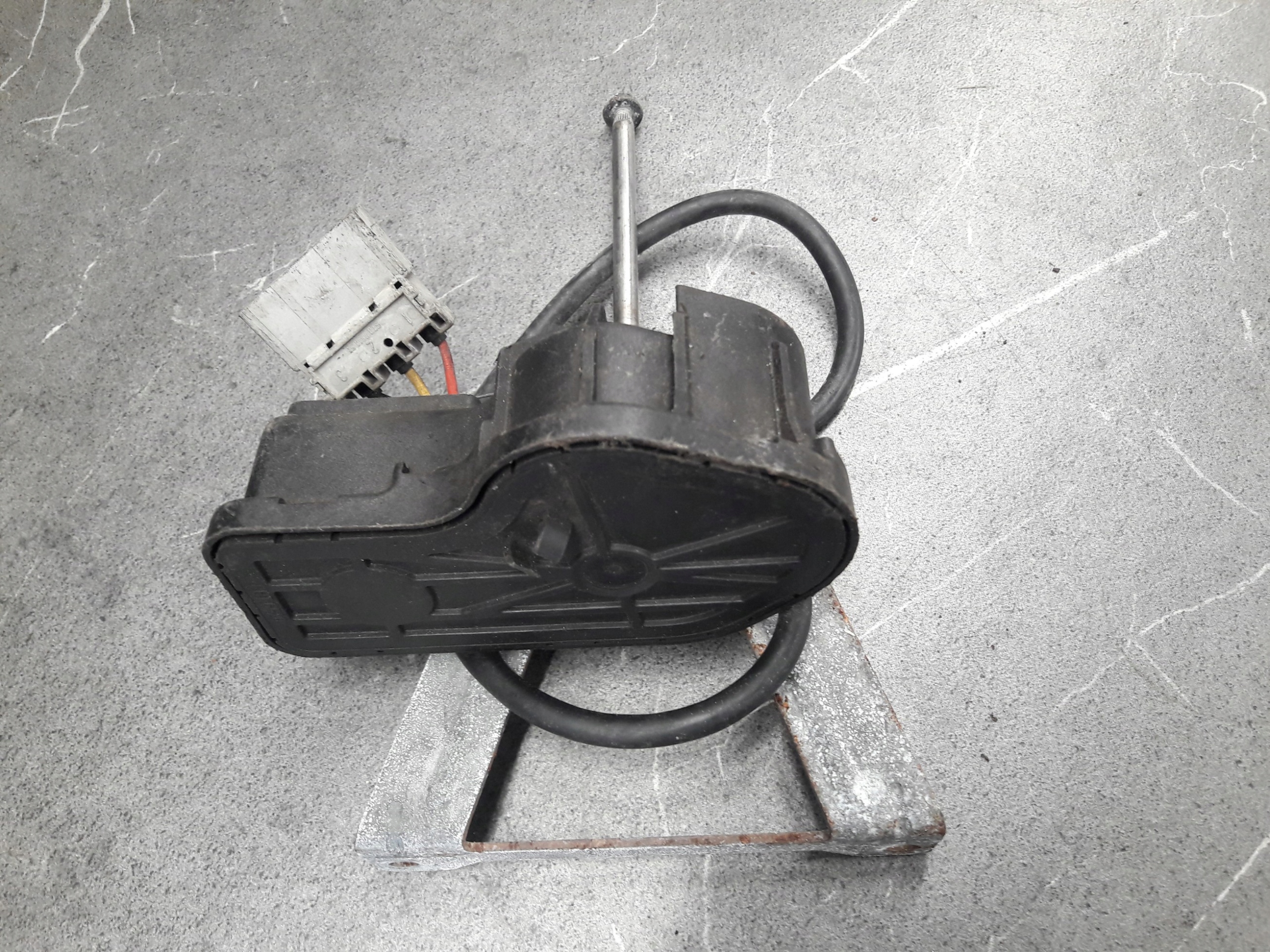 0390206821 silniczek wcieraczek lampy lewy saab 9000 Producent części Saab OE