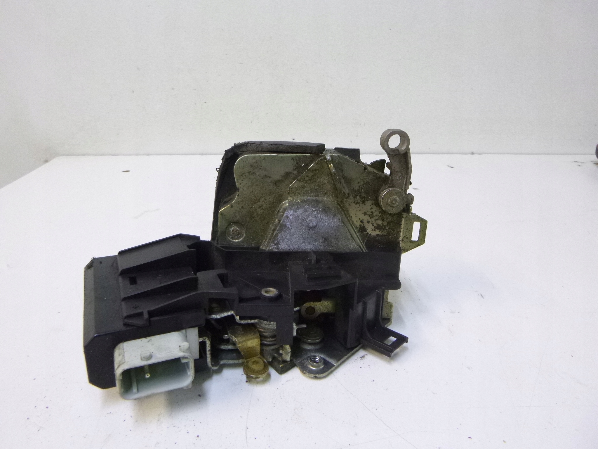 lock rear part left BMW E39 520I KOMBI 1998 4 piny