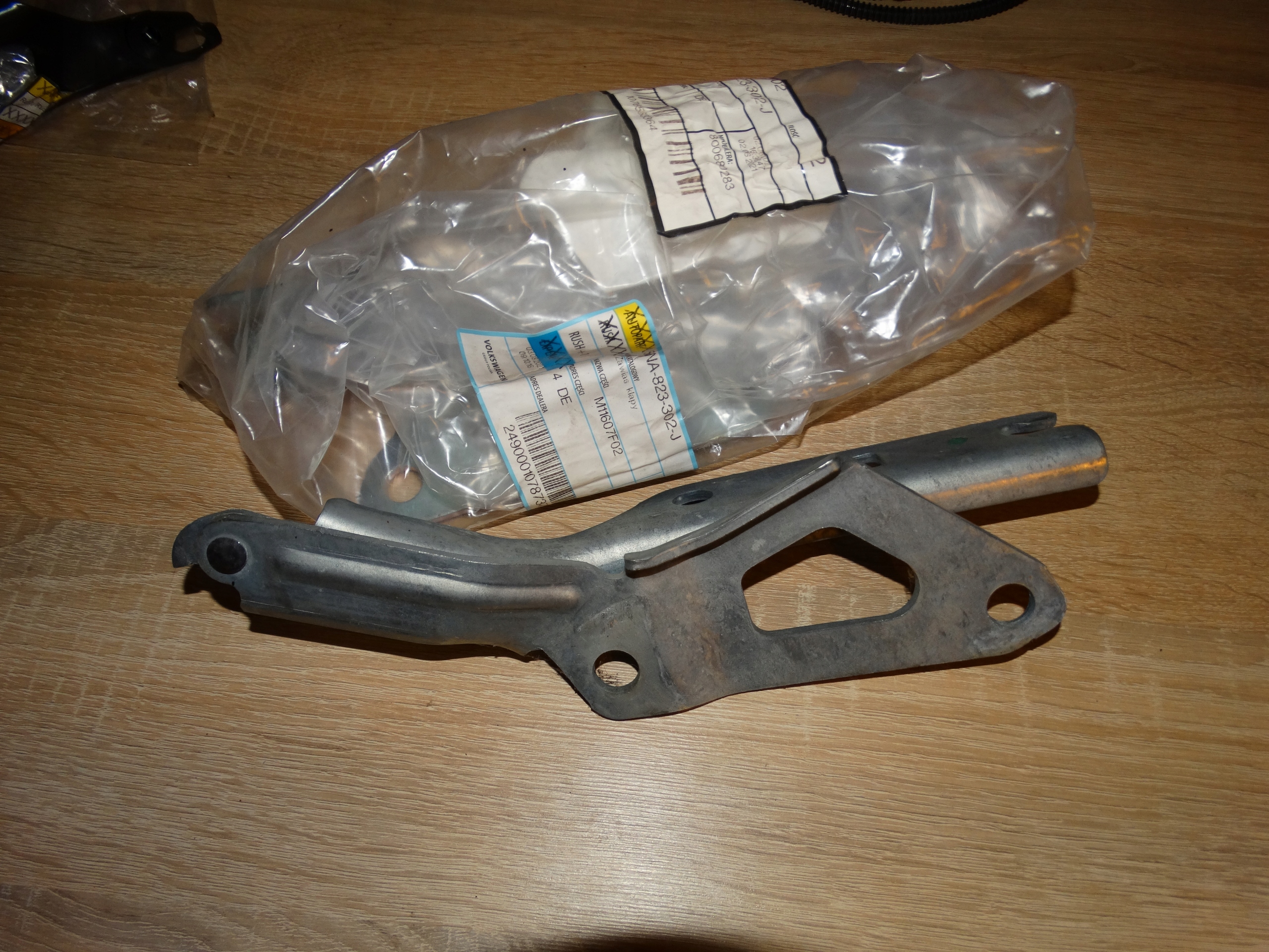 OE ЗАВІСА ПЕТЛЯ КАПОТУ ПРАВИЙ SEAT TARRACOna823302j