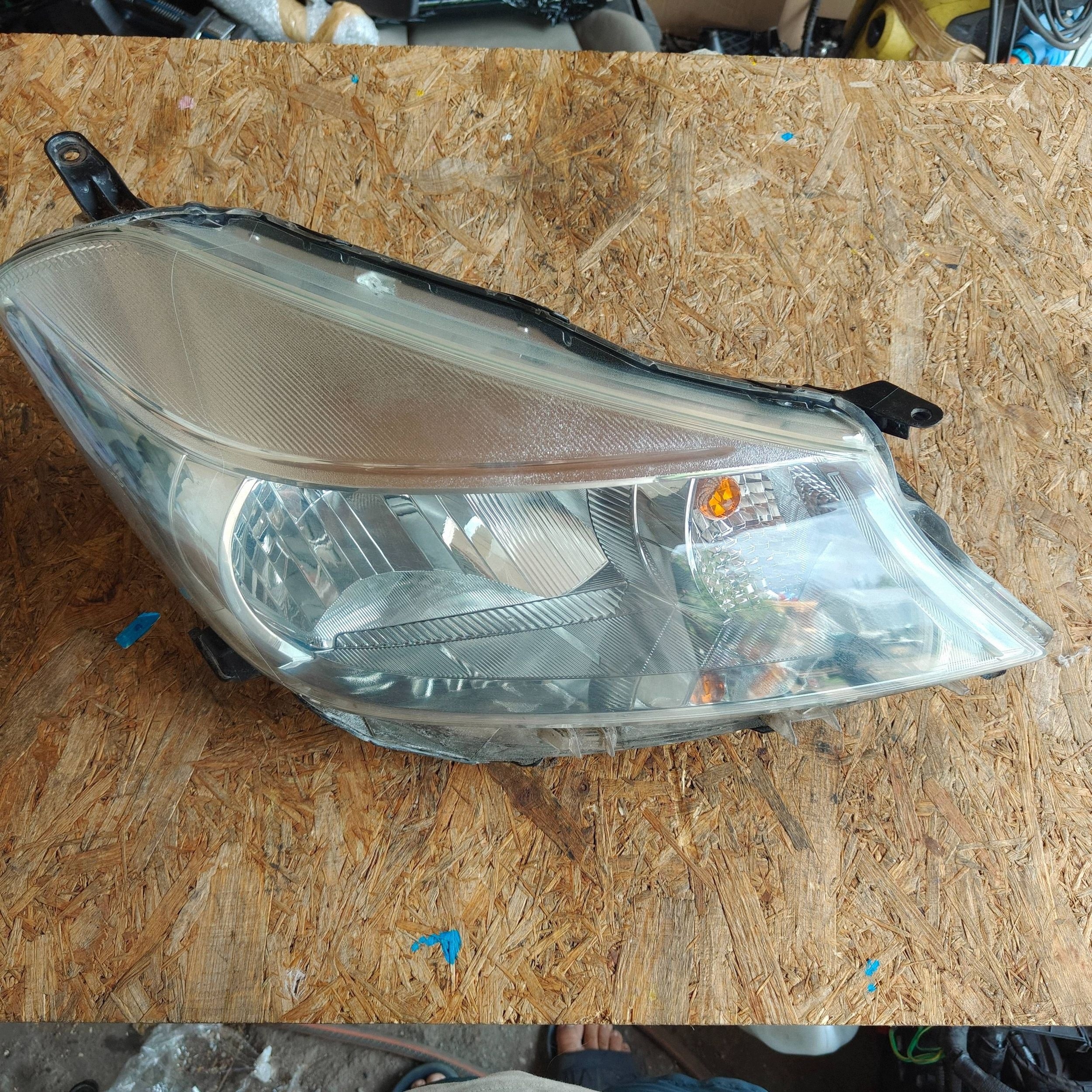 Toyota Yaris III light front right reflektor right