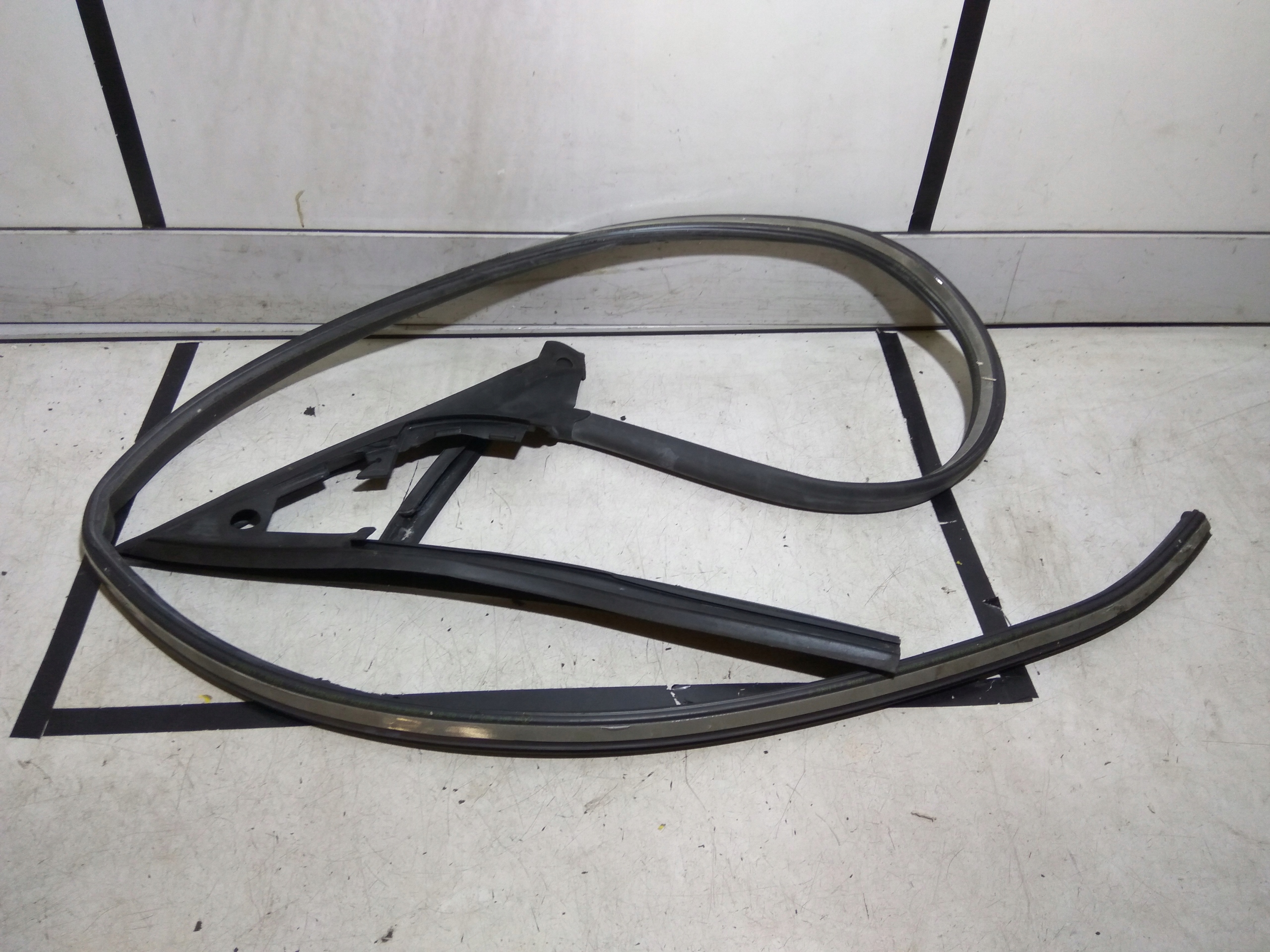 MERCEDES W207 USZCZELKA DRZWI LEWA Part manufacturer Mercedes Benz OE