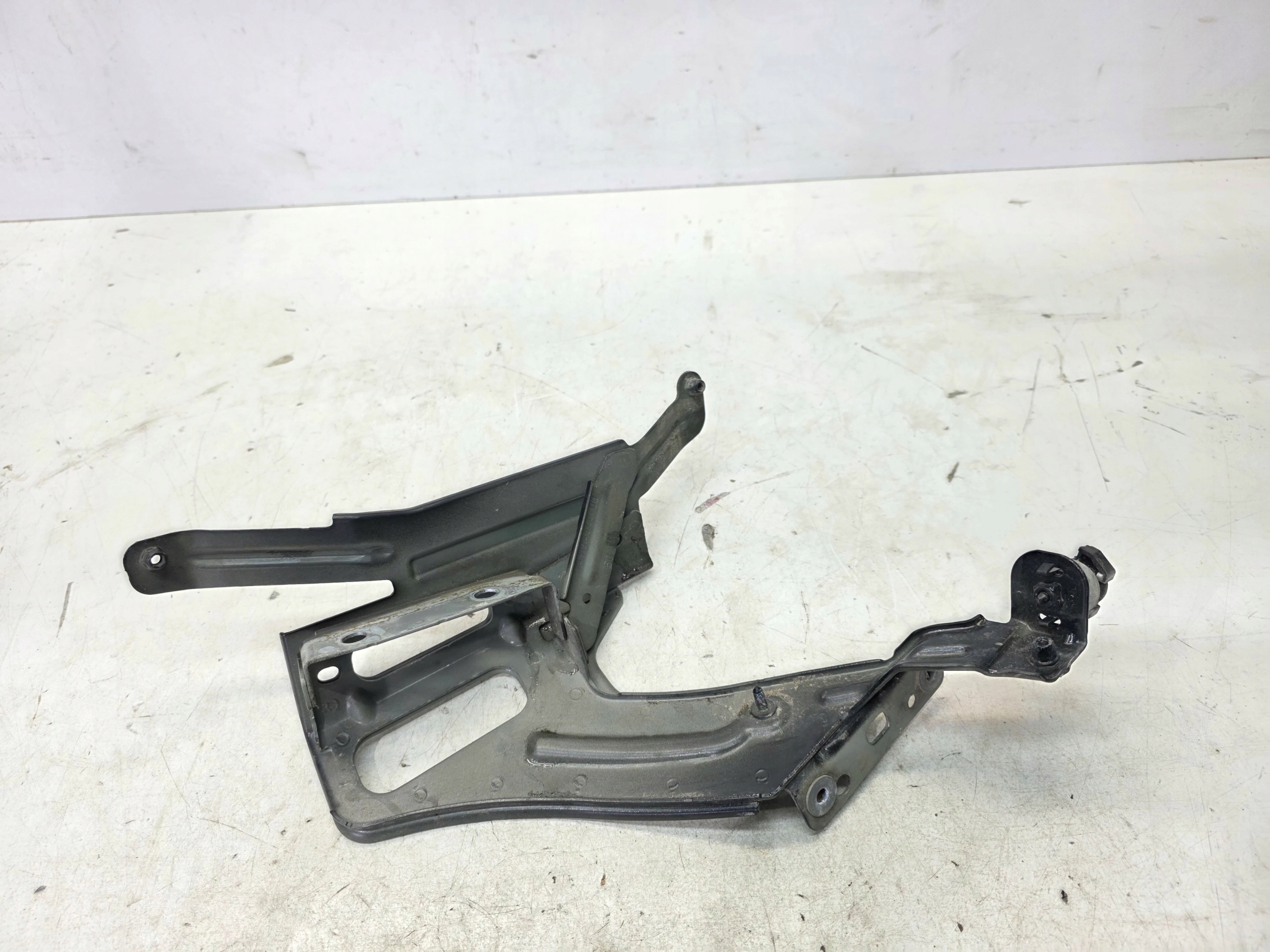 Console Support plaque Aile Gauche Avant AUDI A6 C8 4K0821131