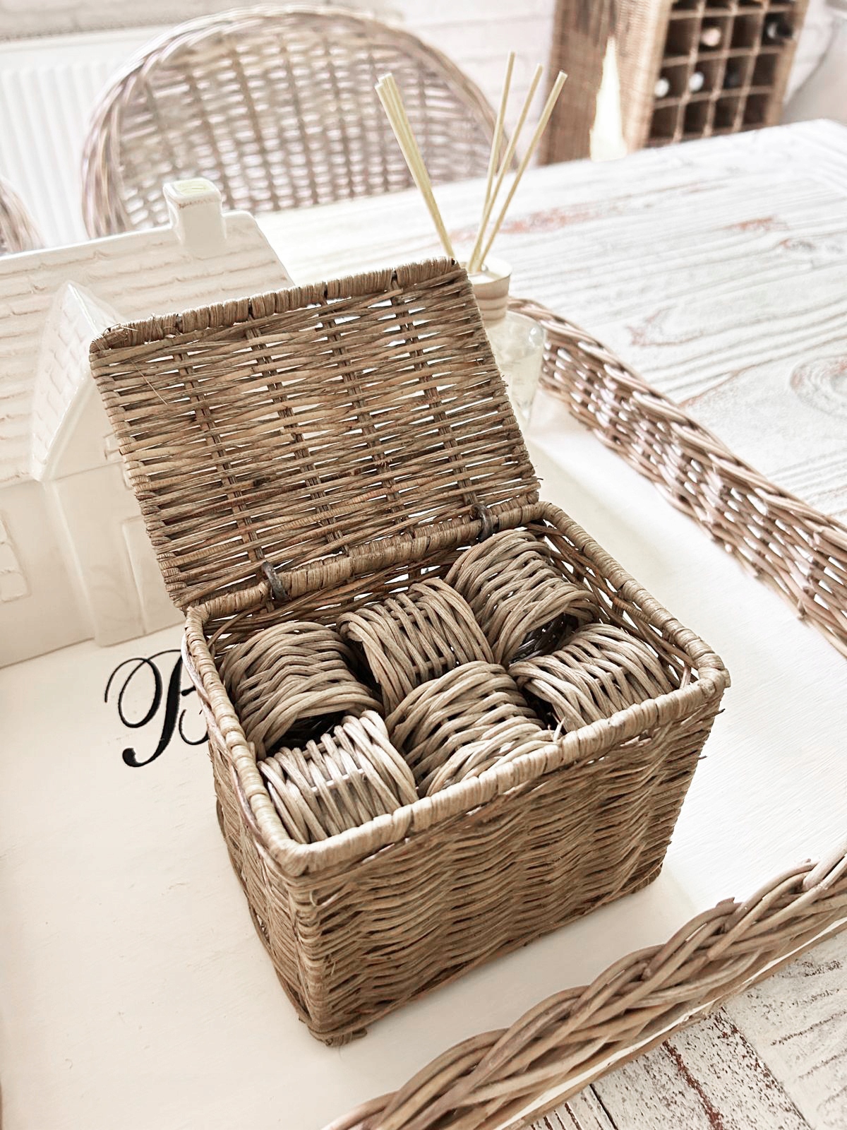 Sada 12 rustikálních kroužků na ubrousky v nádobě 2 Rattan Hampton