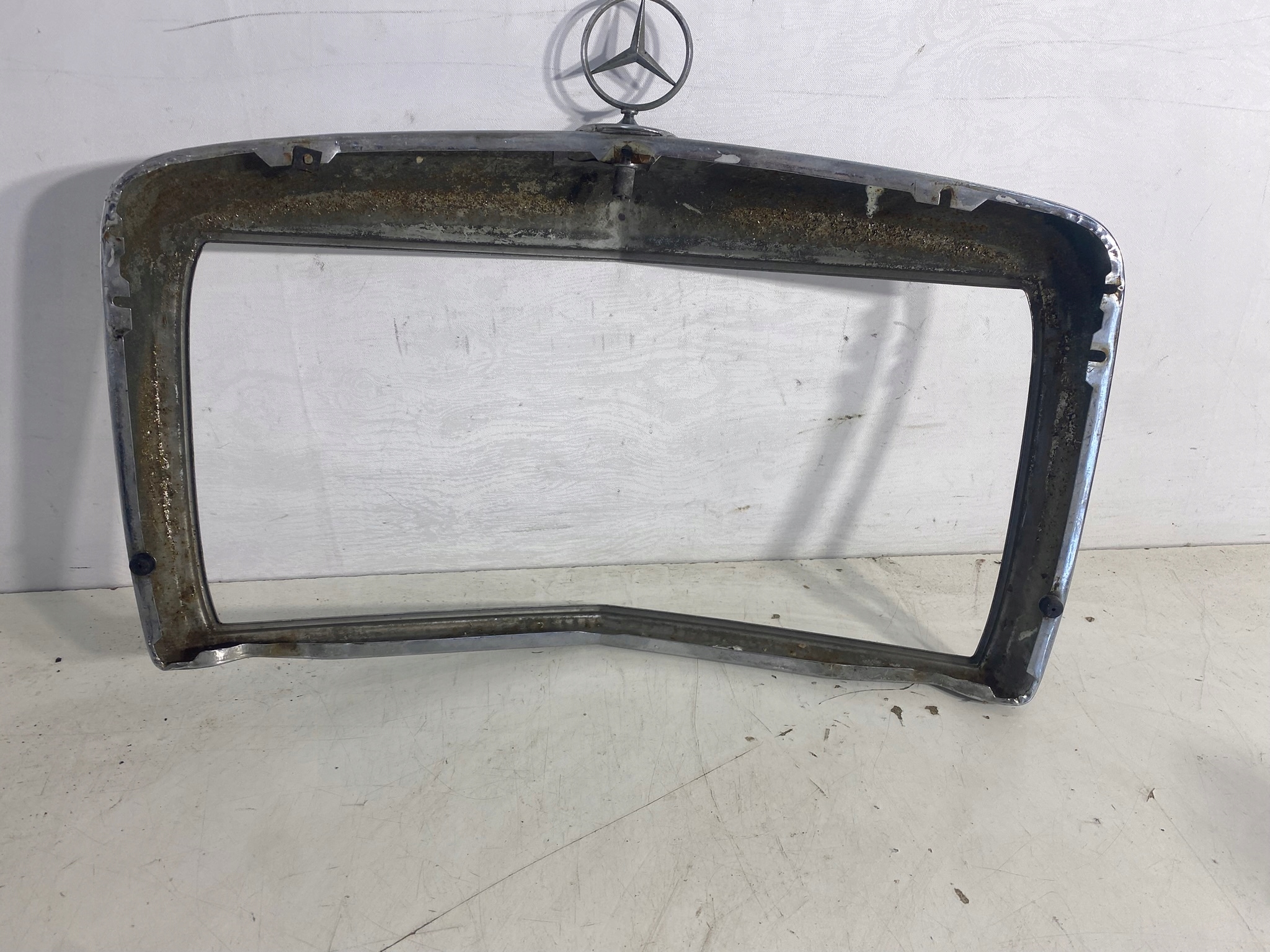 рамка решетка радиатора MERCEDES W123 европа