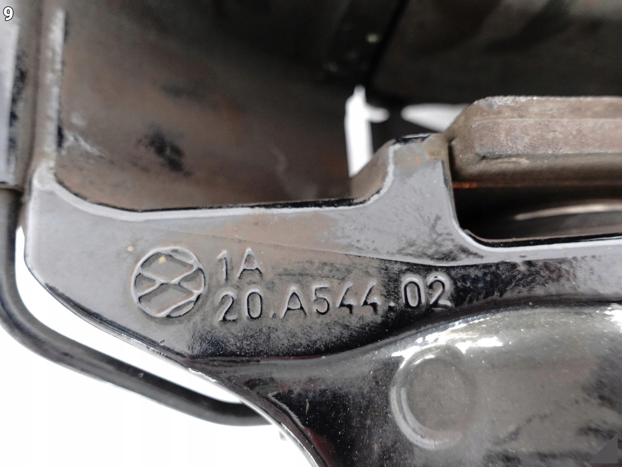 AUDI RS3 8P0 TTRS 8J0 2.5 TFSI třmen+plotýnky pravý předek 20A54402