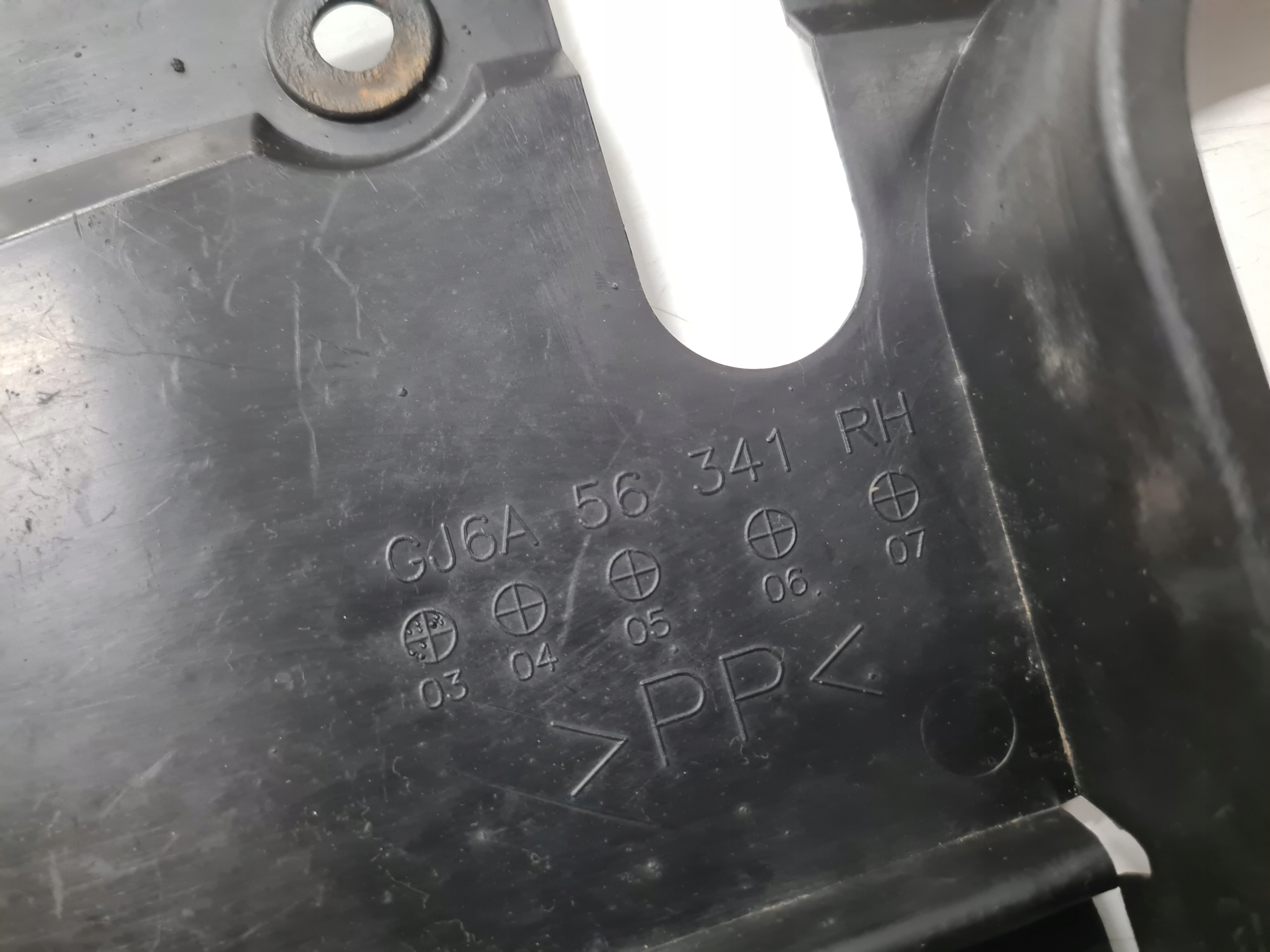 OSŁONA BOCZNA SILNIKA PRAWA MAZDA 6 GG GY 2002-2007 Numery katalogowe zamienników CZĘŚĆ Z DEM0NTAŻU