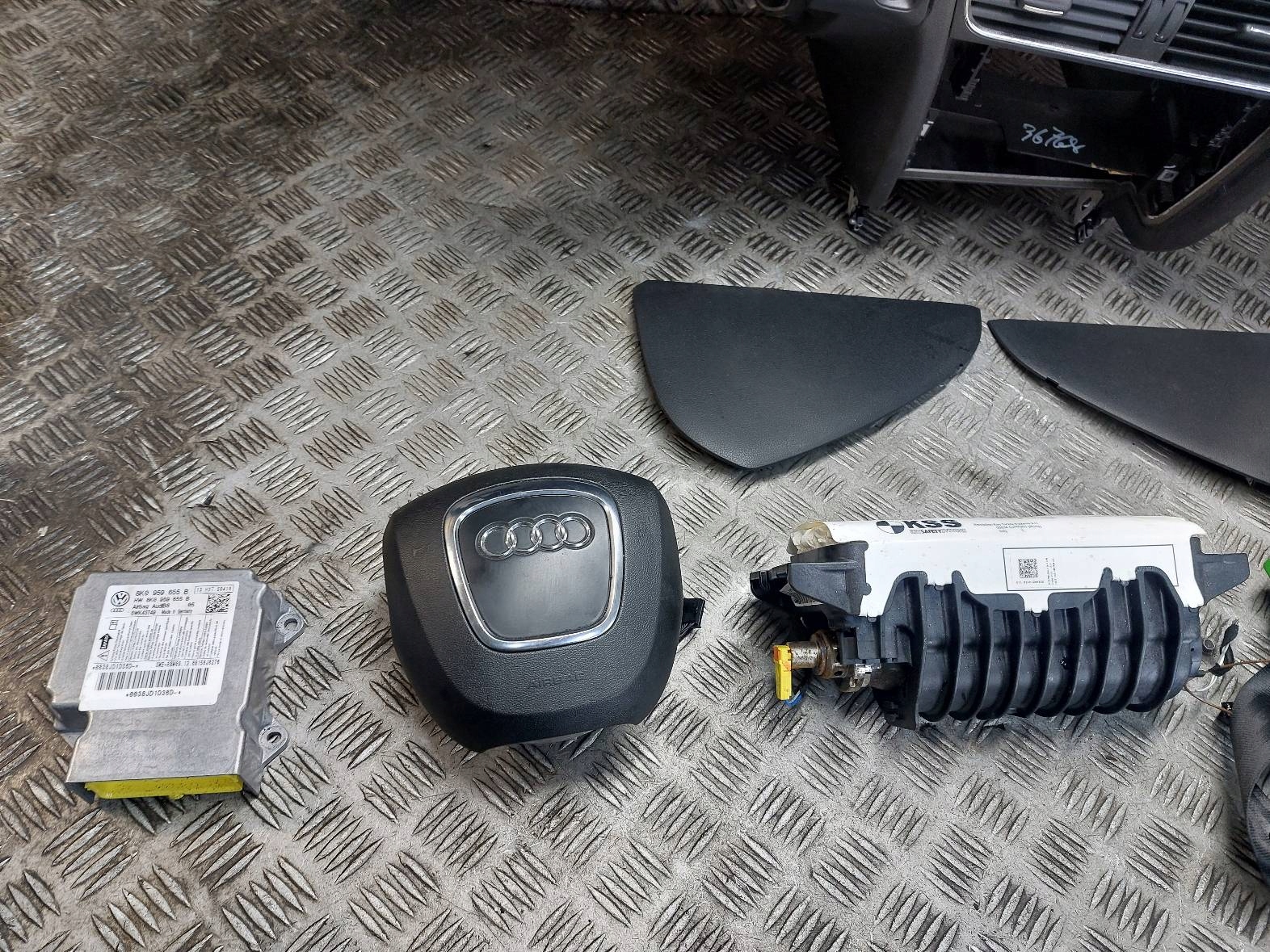 running board airbag POSTRZALOWY cockpit AUDI A4 B8