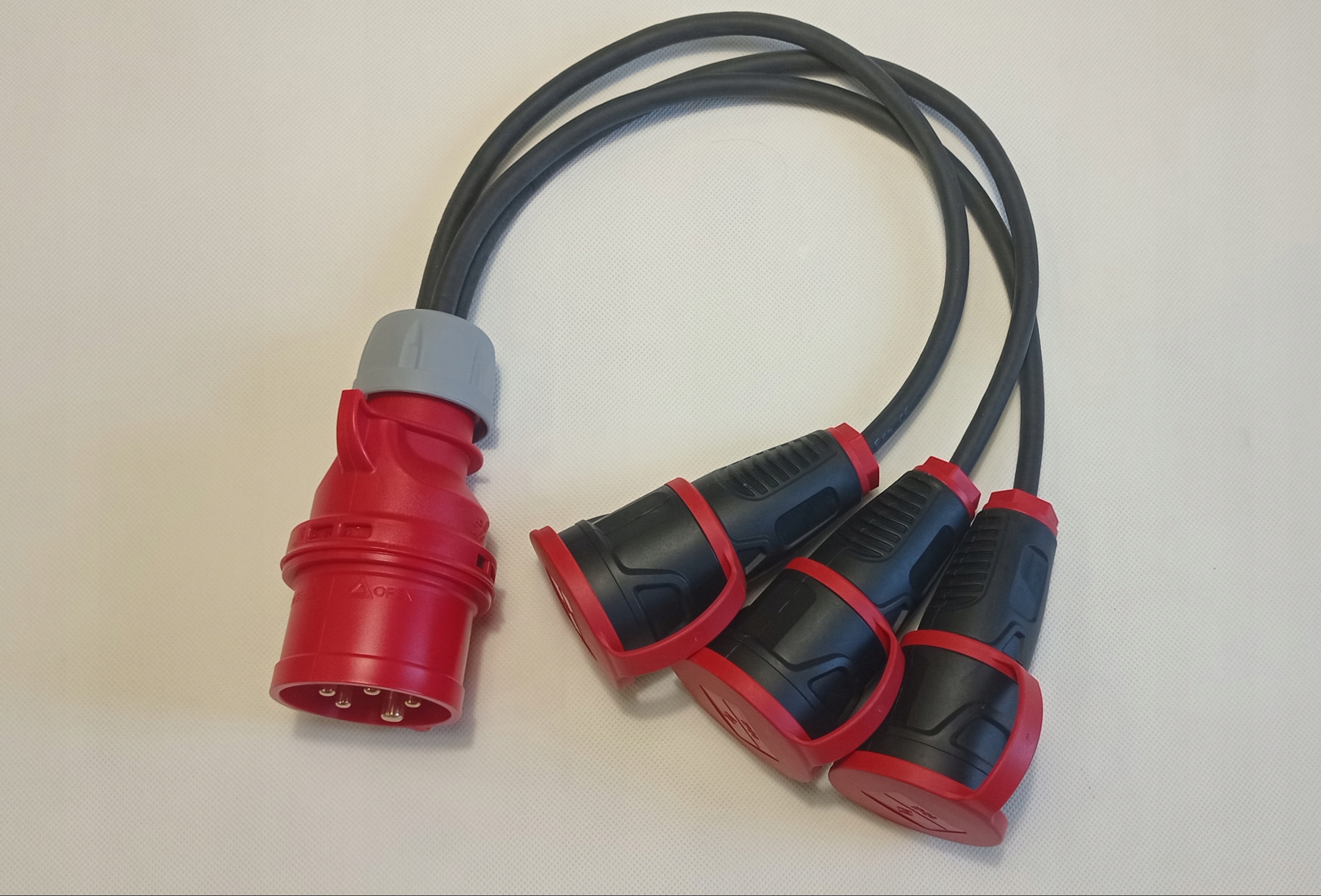 

Adapter/redukcja 16A/5 3x230v (uziemienie bolec)