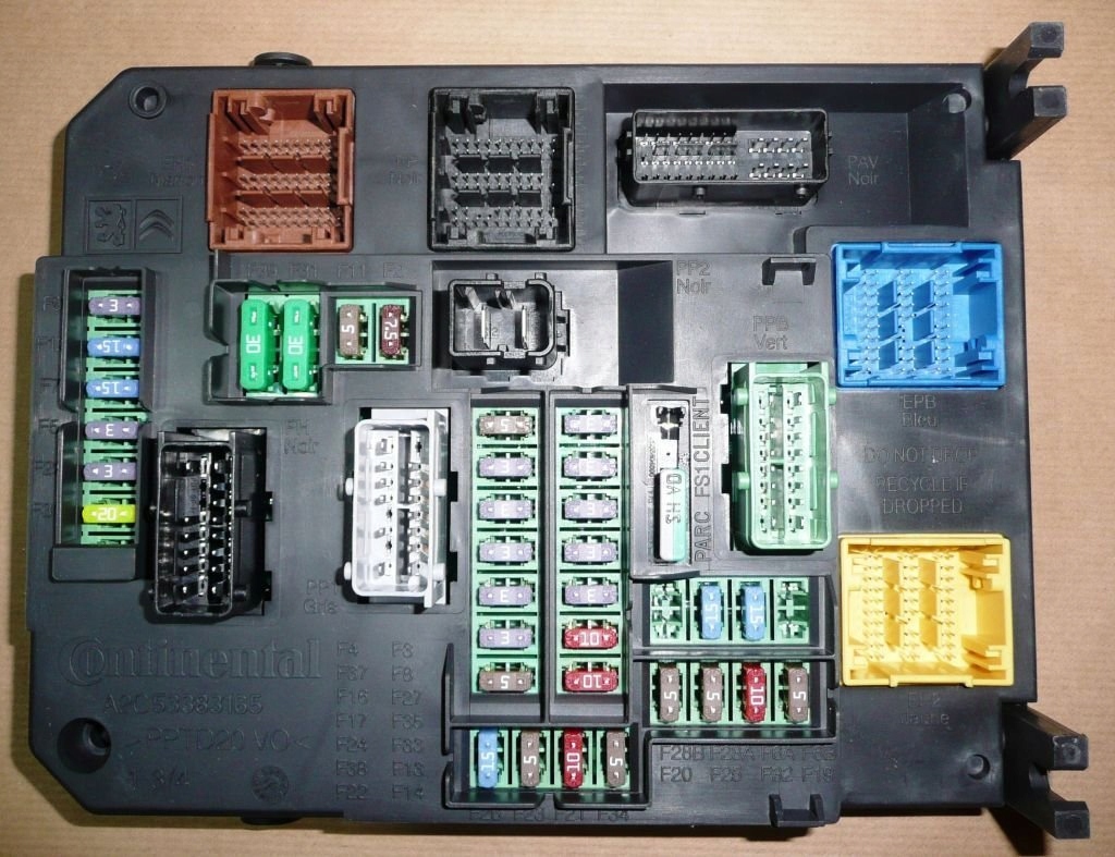 SKRZYNKA BEZPIECZNIKÓW CITROEN C4 PICASSO 13> Producent części Citroen OE