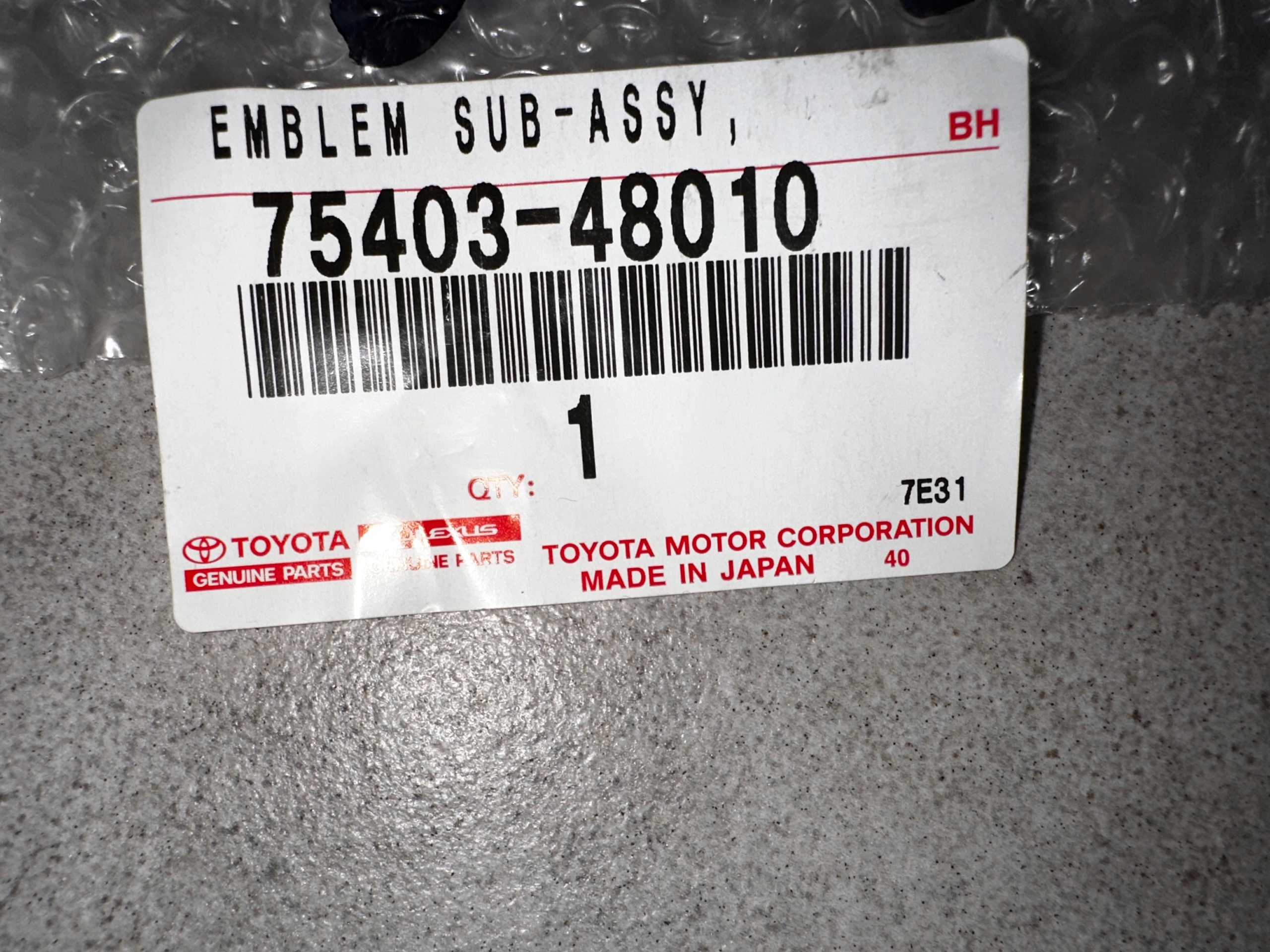 ZNACZEK EMBLEMAT KLAPY TYŁ 75403-48010 TOYOTA CAMRY PRIUS C Jakość części (zgodnie z GVO) O - oryginał z logo producenta pojazdu (OE)