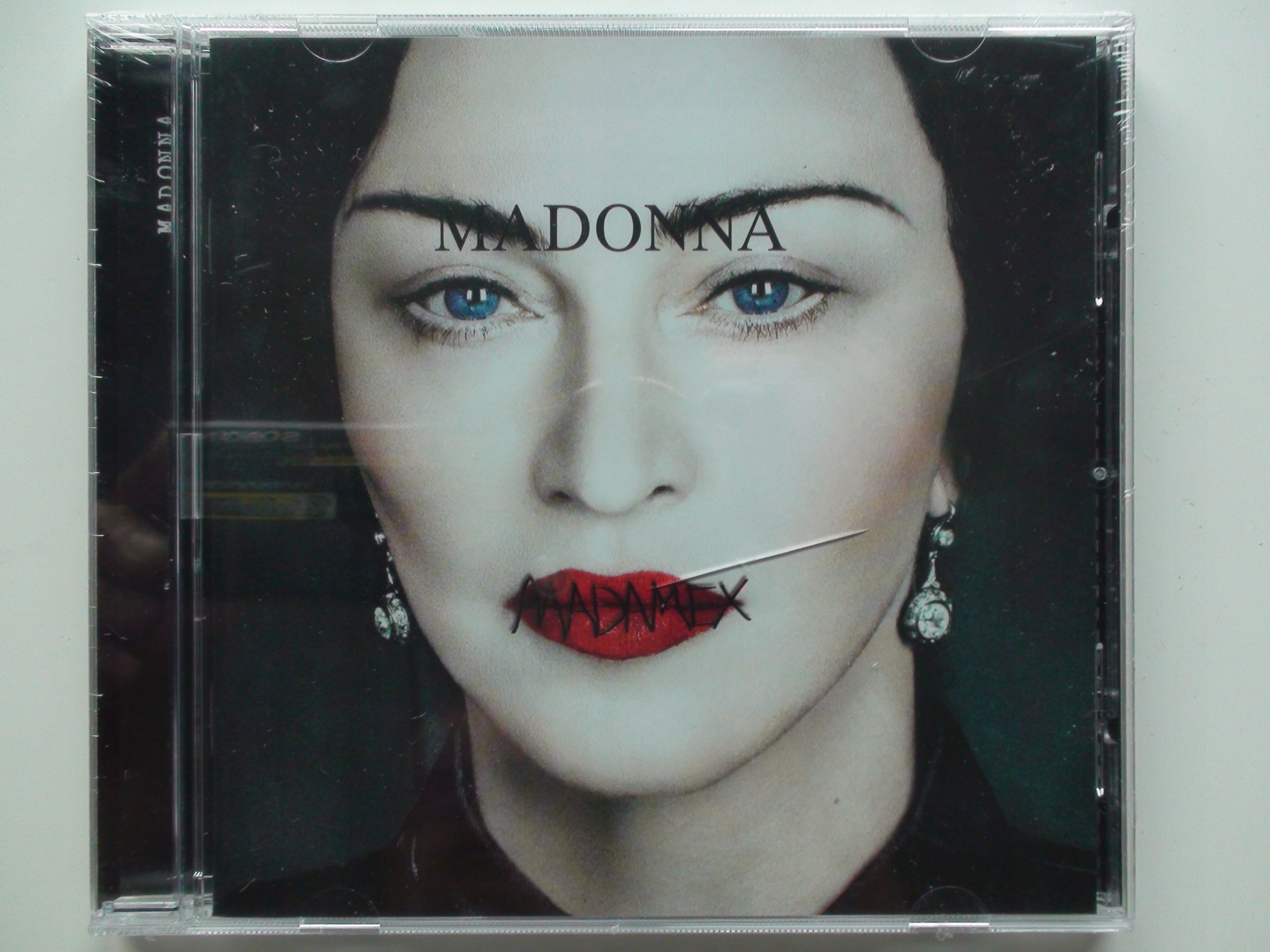 Madonna Madame X (folia)