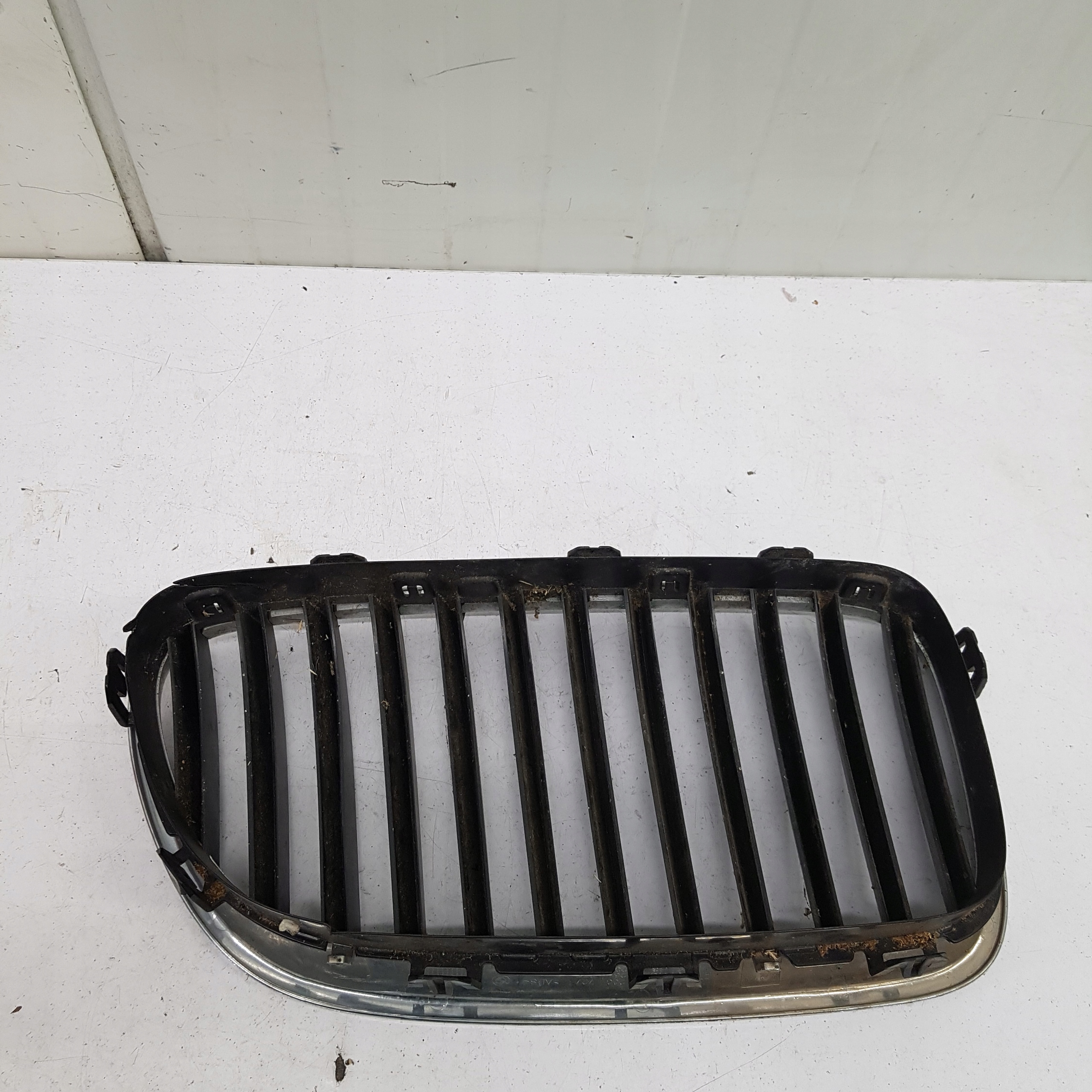 grid of a bumper left BMW F10 51137200727