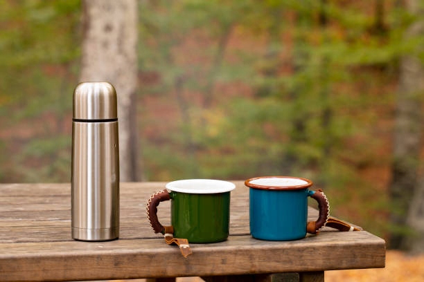 Termos nierdzewny próżniowy do napojów 500 ml srebrny Kolor dominujący srebrny