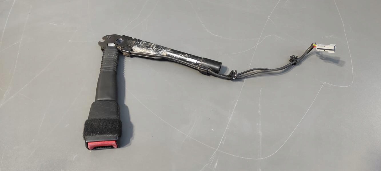 NAPINACZ PASA PRAWY BMW E90 34050061B