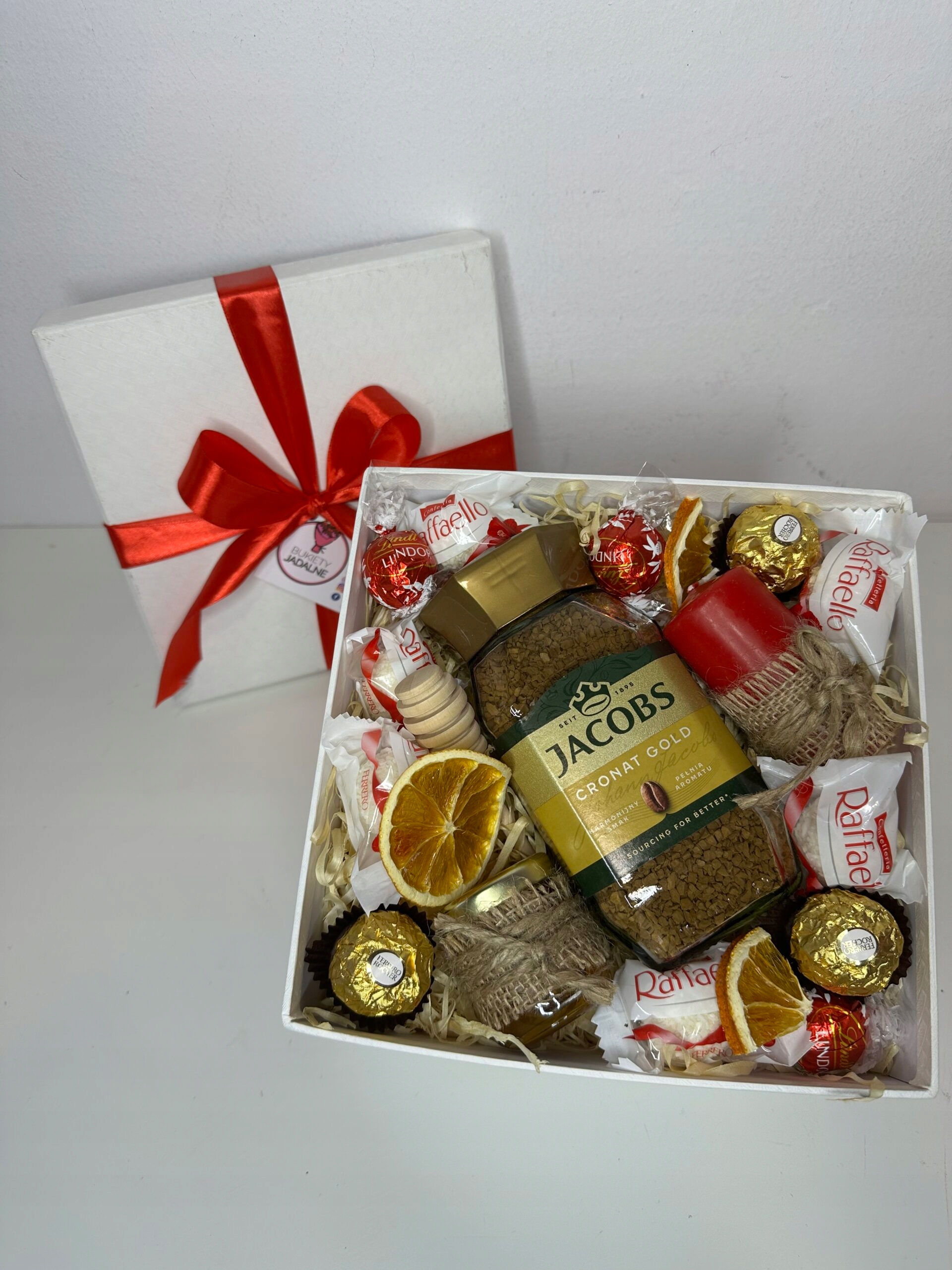 Levně Krabička sladkostí s kávou, svíčkou a medem Svátek Matek