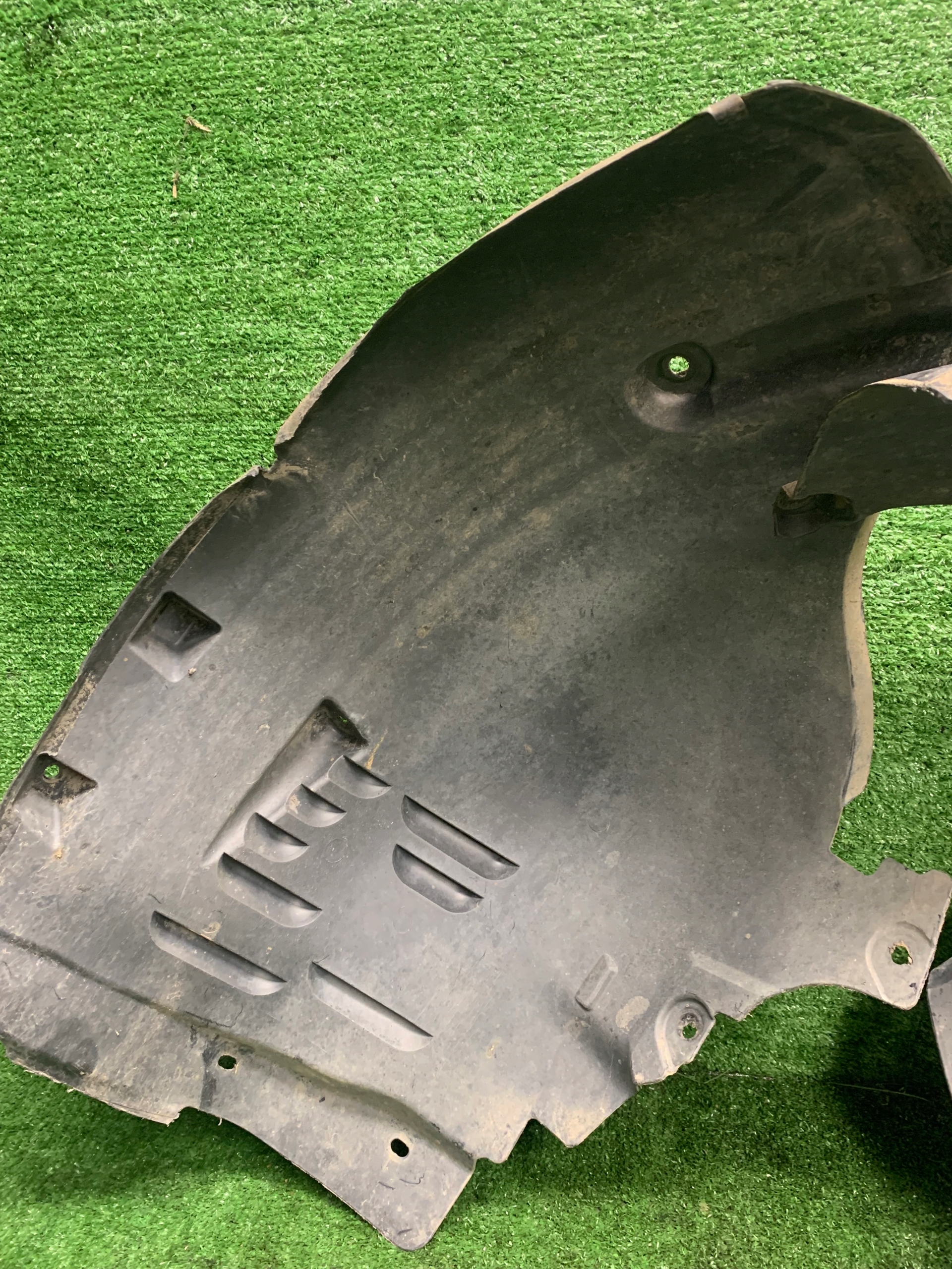 mudguard front front left Mercedes W211 A2116901330 A2116980130