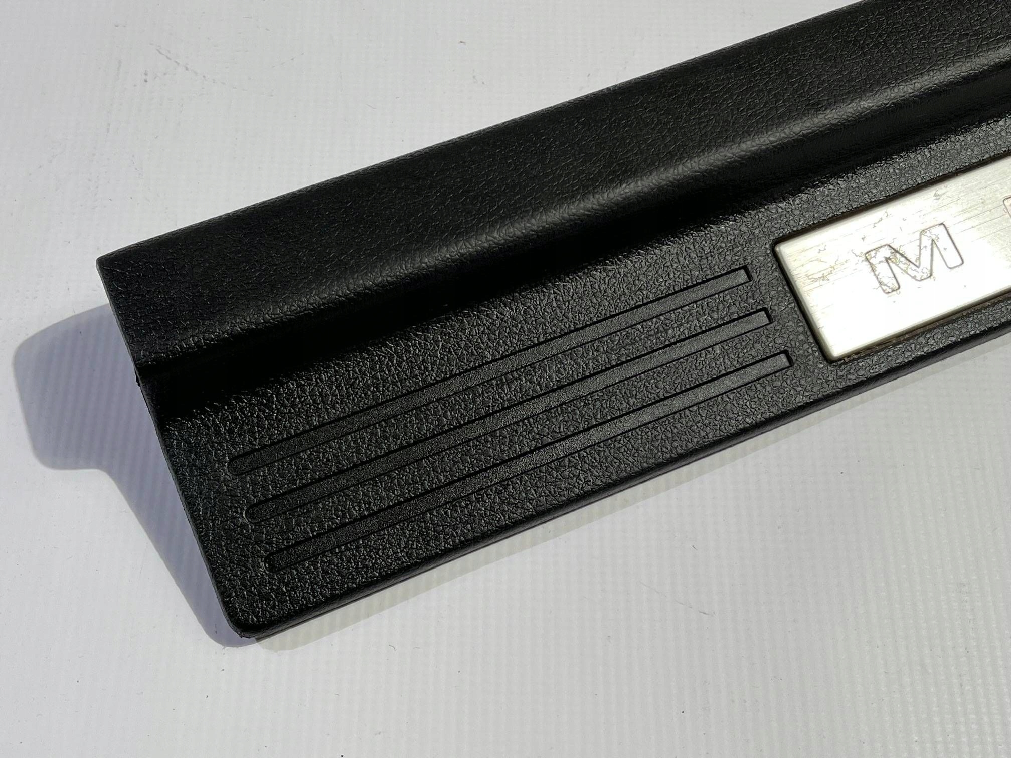 cover moulding of the threshold inner left side Ford Mustang V 2005-2009