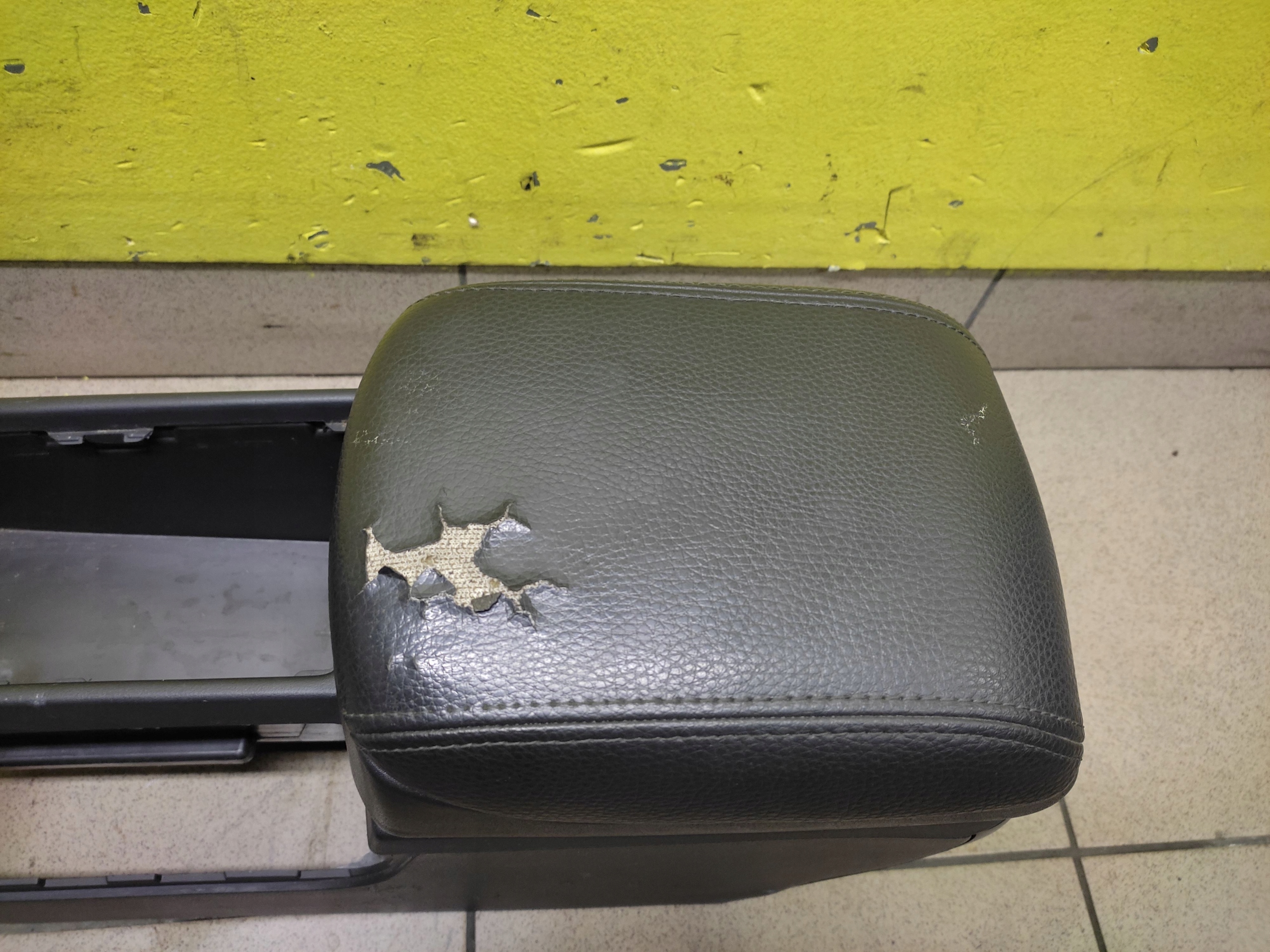VOLVO V50 TUNEL central armrest 30755349