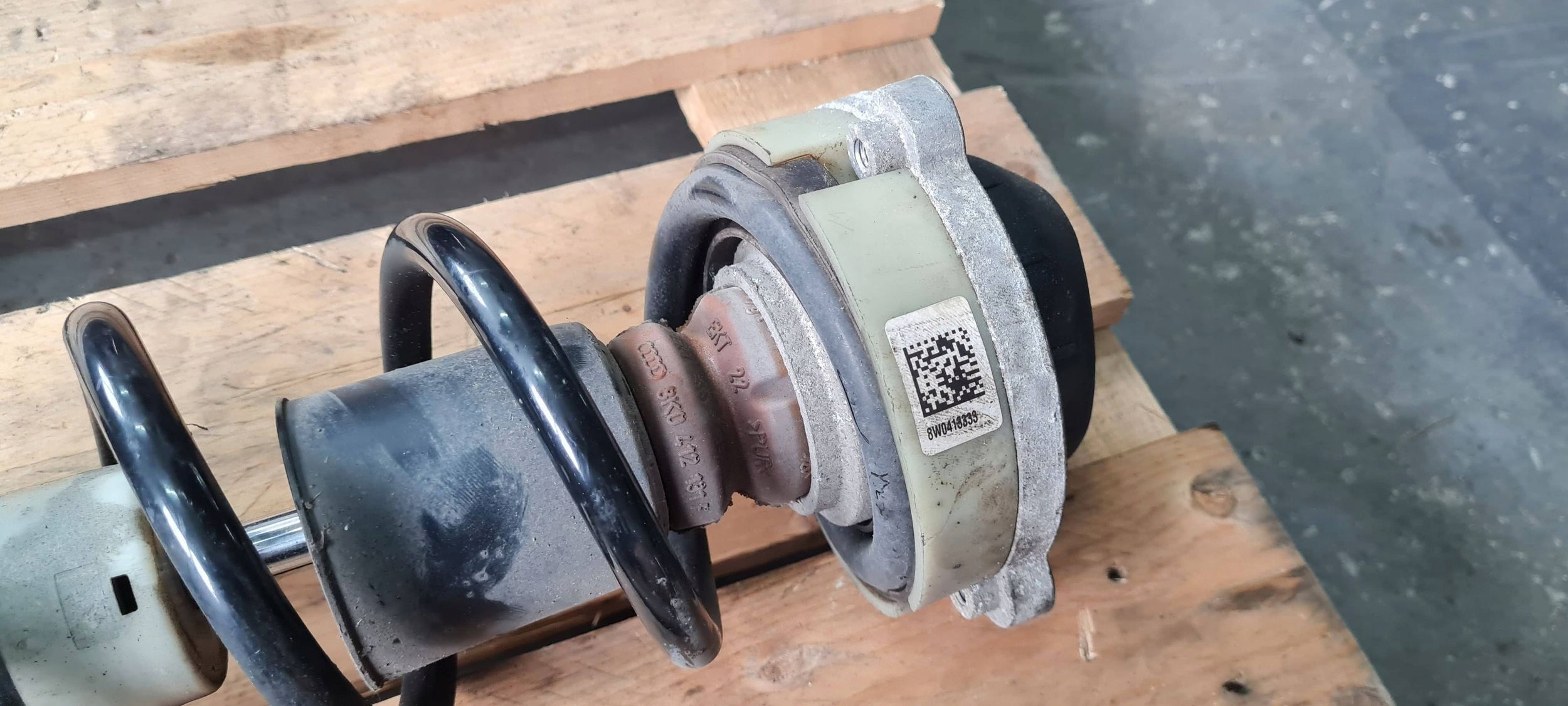 A4 B9 8W shock absorber left right front 2.0 TDI 8W0031AK A5 8W