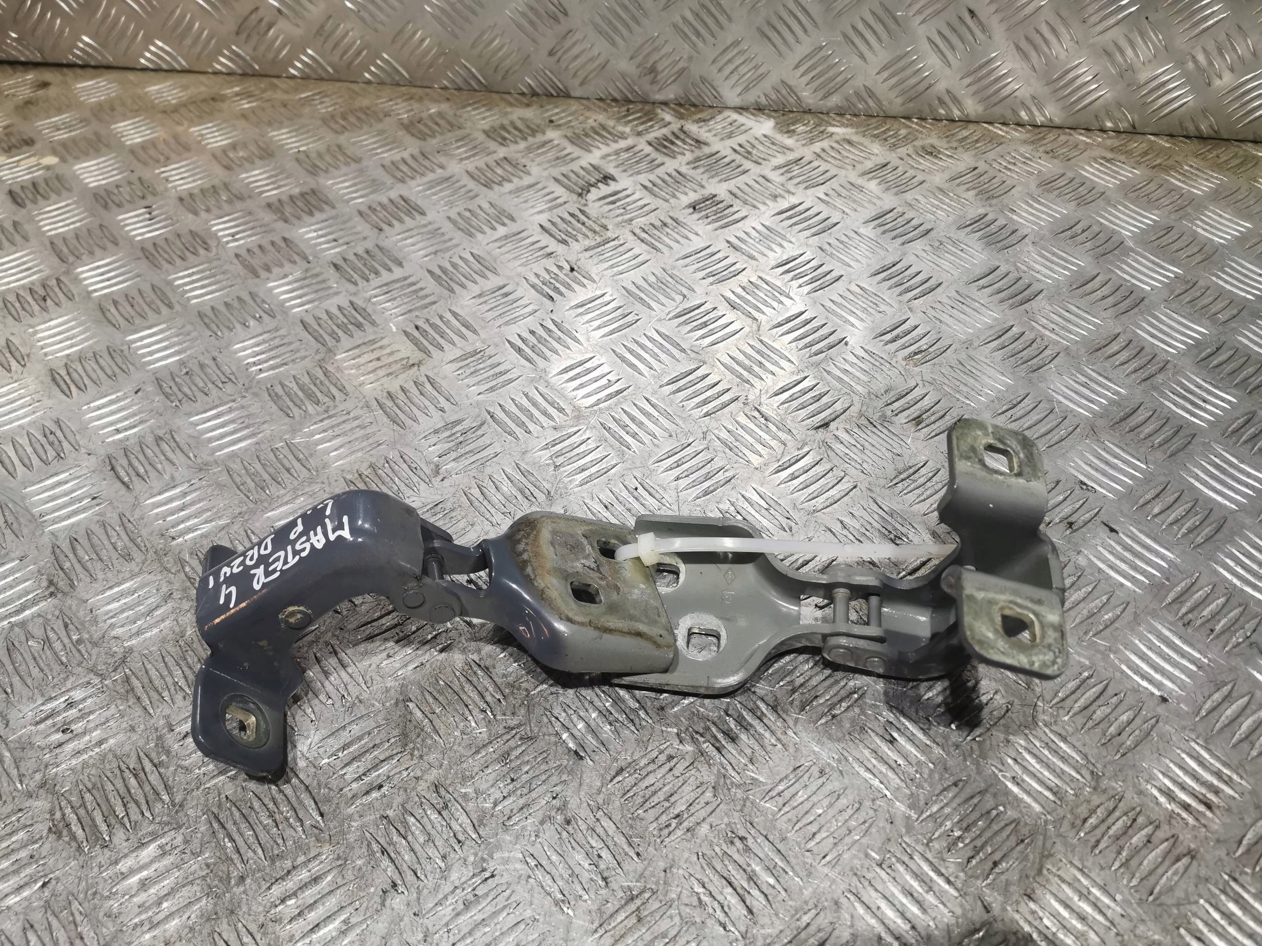 Петли передней левой двери MASTER 4 IV 19-