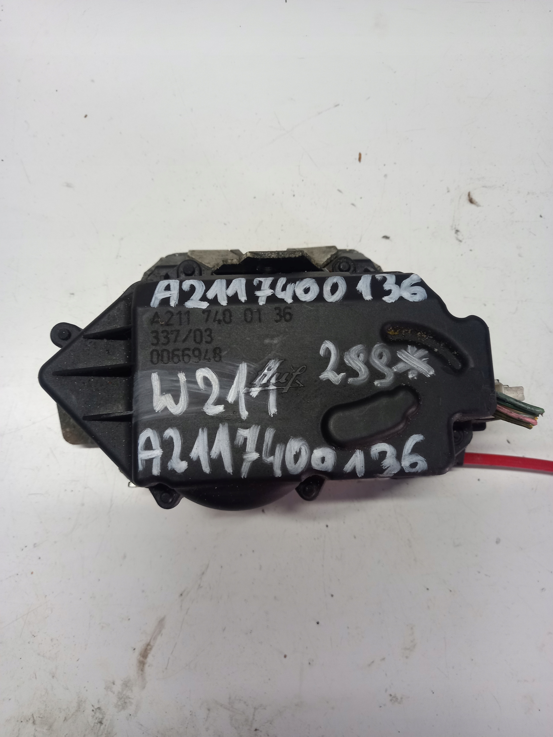 A2117400136 - Замок багажника MERCEDES-BENZ W211