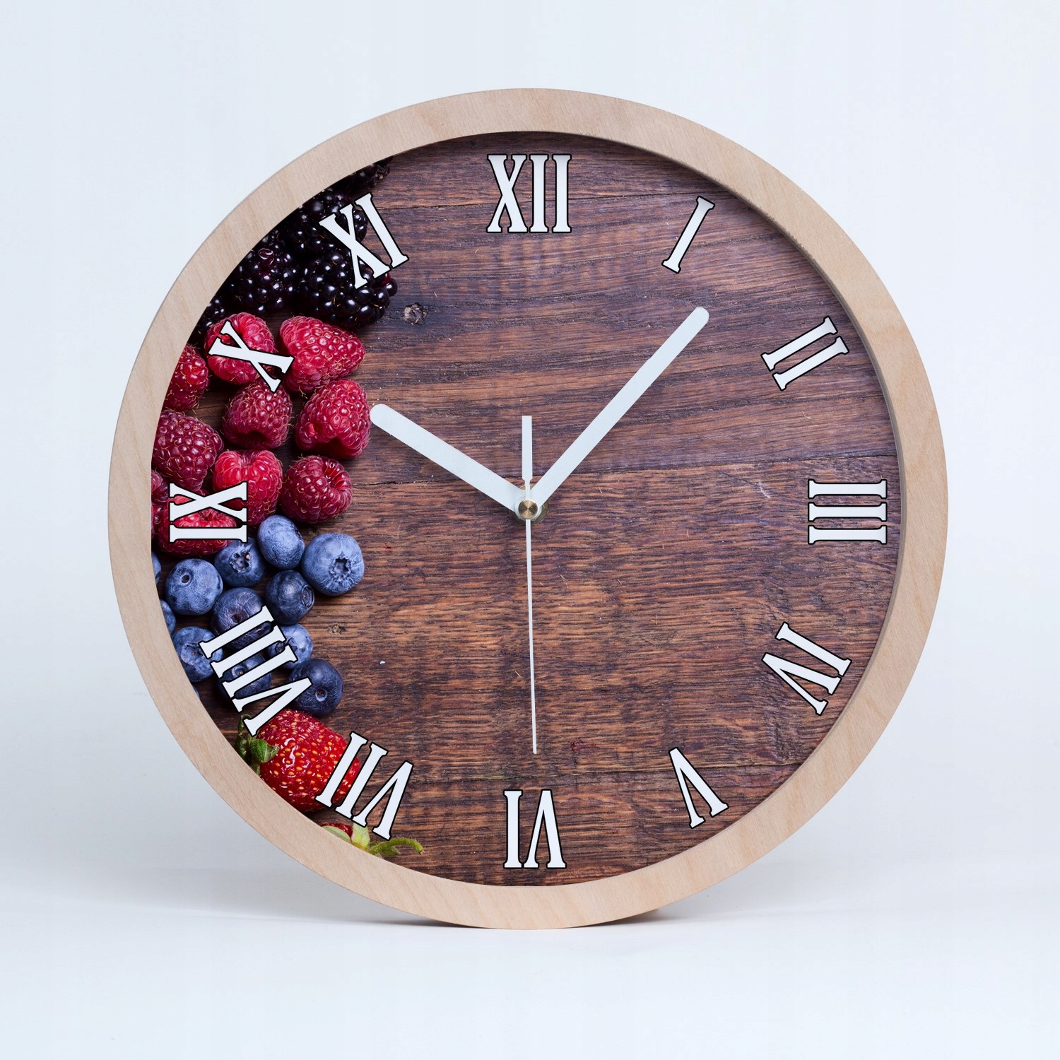 Stylový dřevěný hodinový stroj s velkými lesními plody, průměr 25 cm