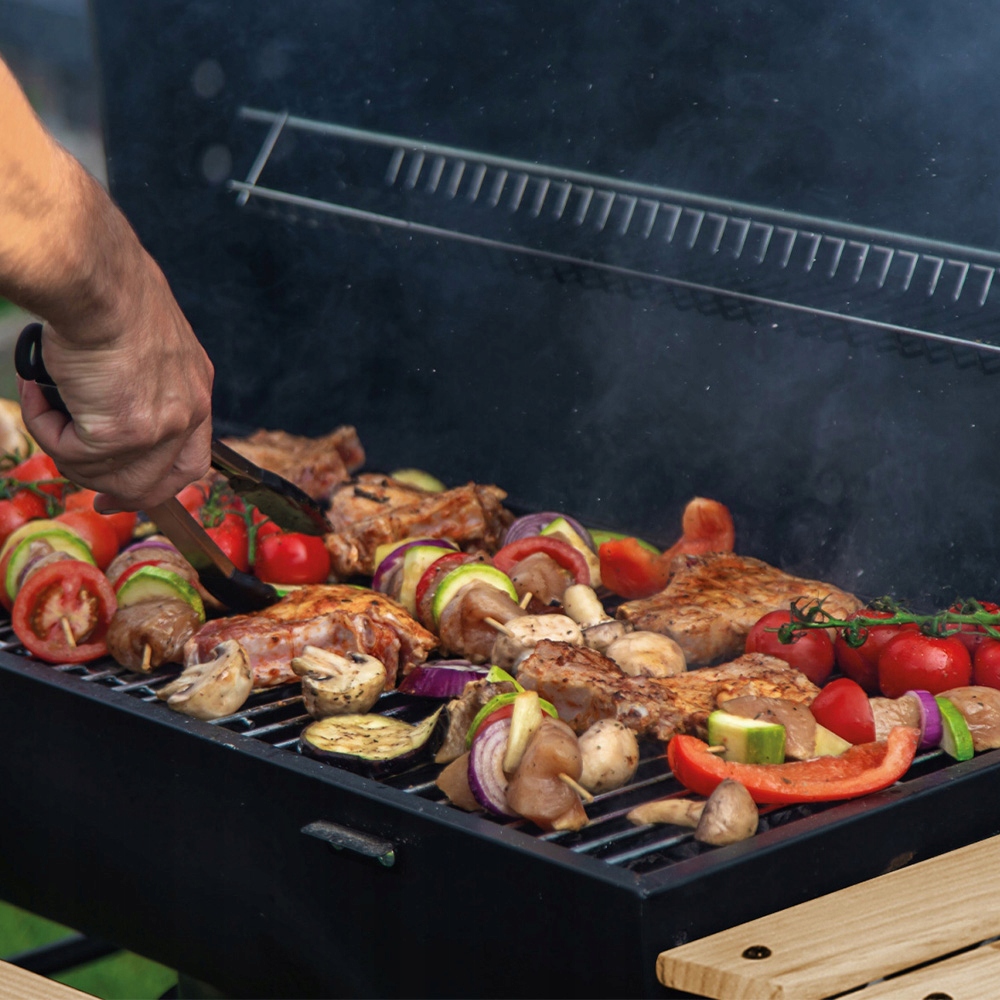 GRILL WĘGLOWY OGRODOWY Z POKRYWĄ ZAMYKANY STOŁOWY PRZENOŚNY BECZKA BBQ Szerokość rusztu 37 cm