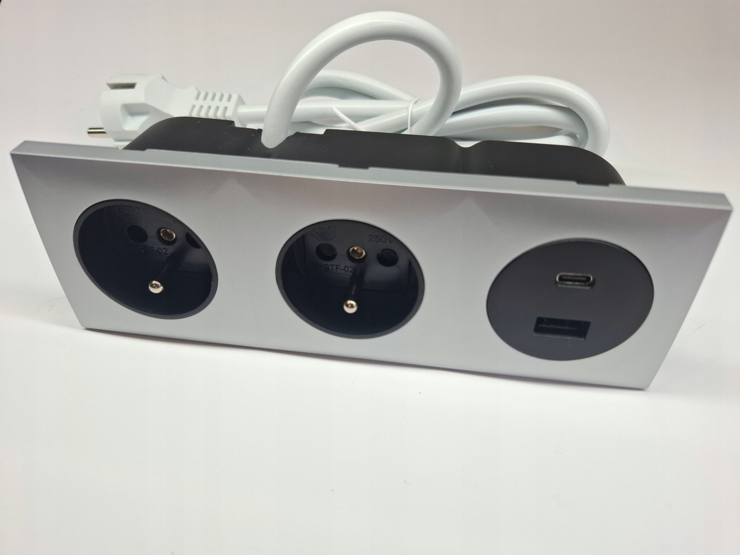 Elektrická trojitá zásuvka 2x230V 2USB zapuštěný nábytkový port šedá