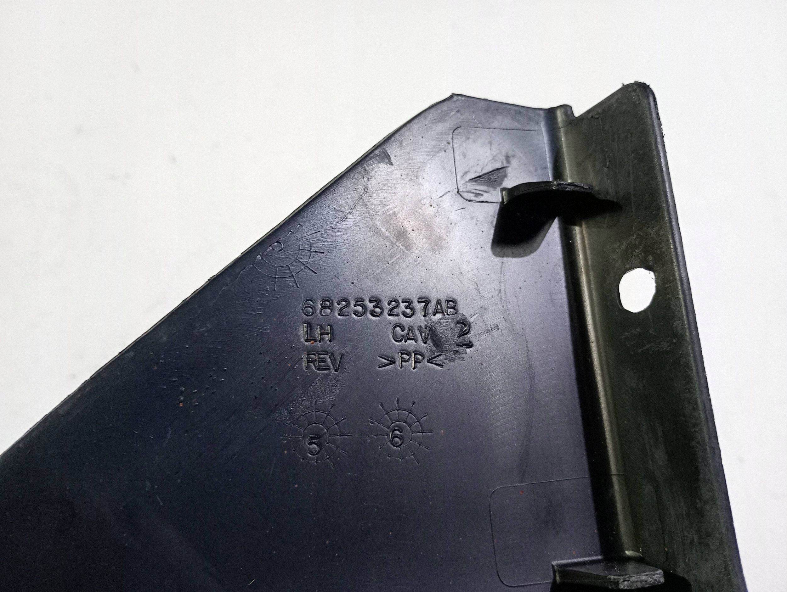 cover of a bumper chassis side left side Dodge Charger 2015