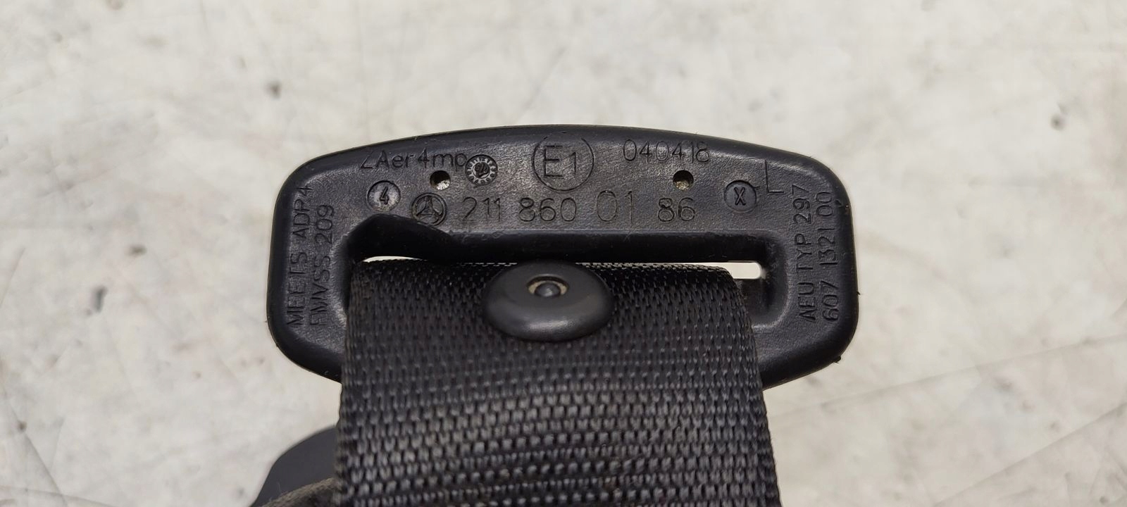 tension belt safety left front Mercedes W211