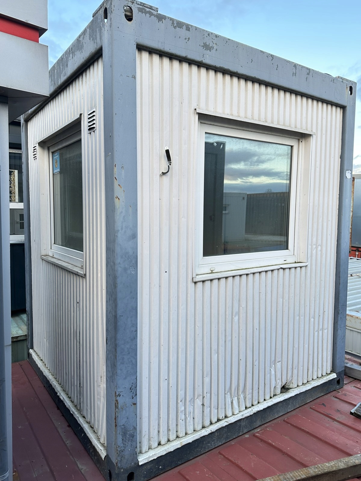 KONTENER STRÓŻÓWKA PORTIERNIA OCHRONA – OKNA Z 3 STRON Szerokość 1.3 m