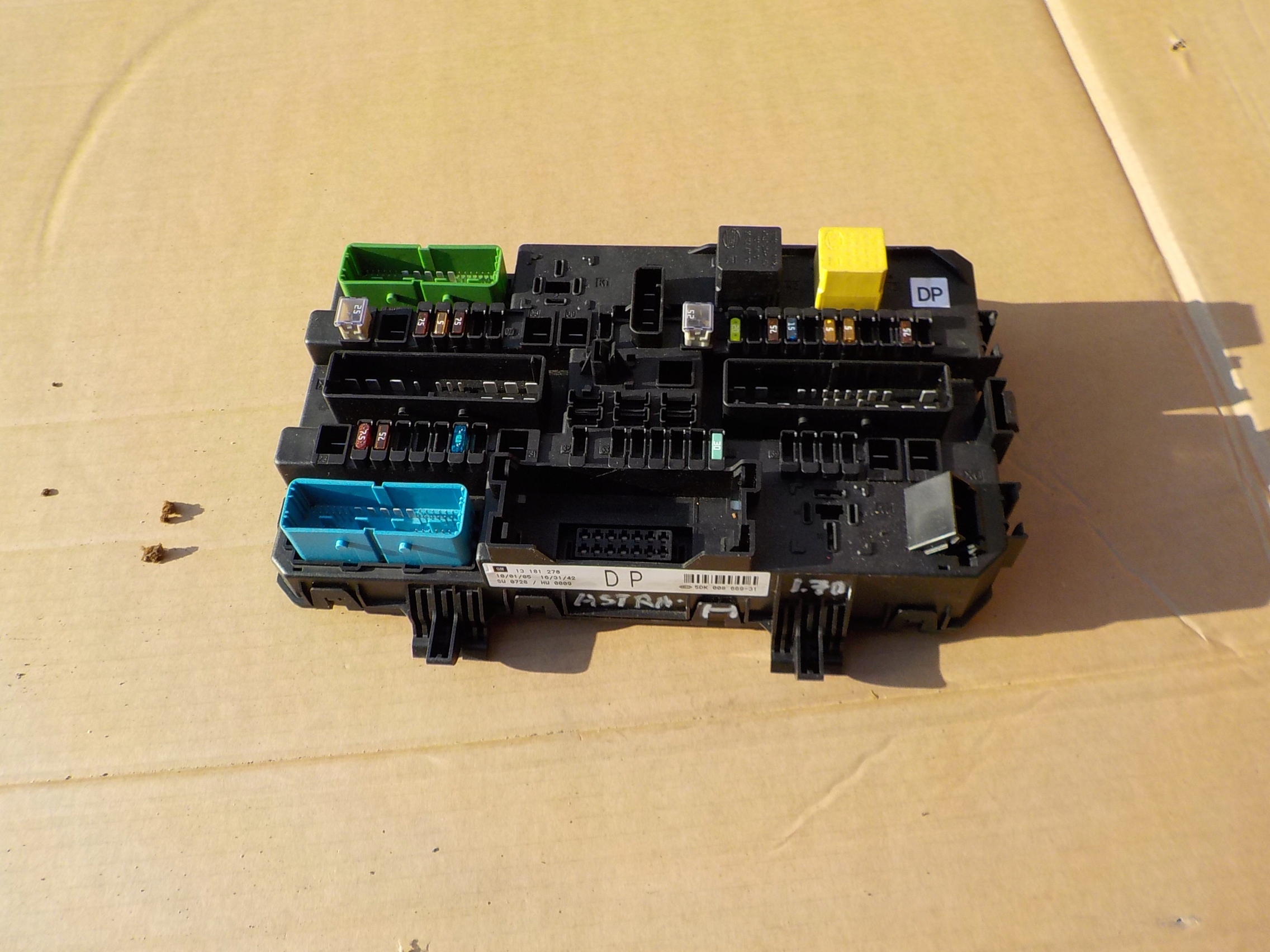 Module fusibles opel astra H 13181278DP