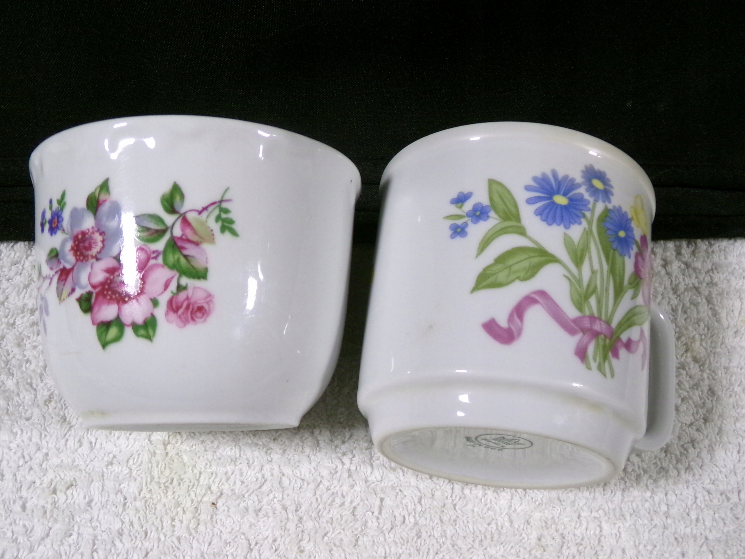 КРАСИВЫЙ НАБОР ФАРФОРОВЫХ КРУЖЕК