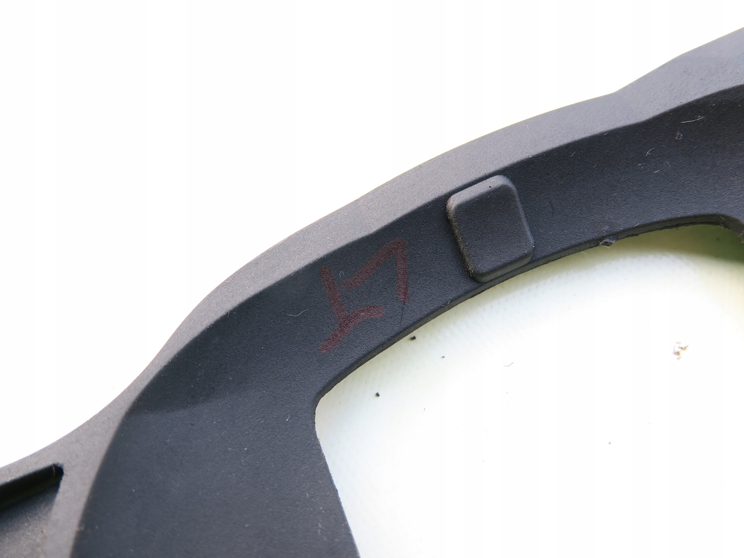 RAMKA KLAMKI LEWY TYŁ AUDI A2 8Z Producent części Audi OE