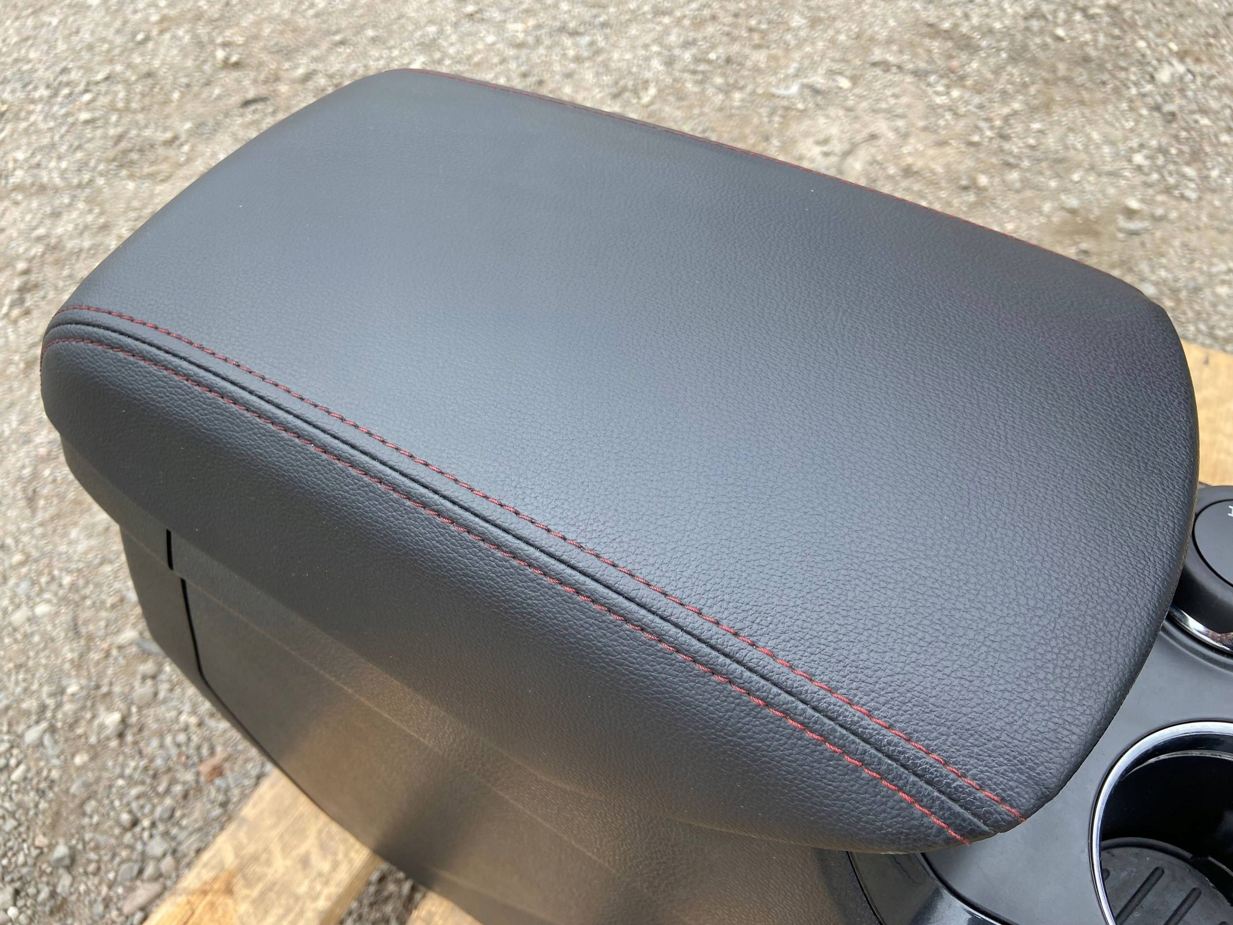 Tunel central armrest cupholder passenger compartment Ford Explorer V 2011