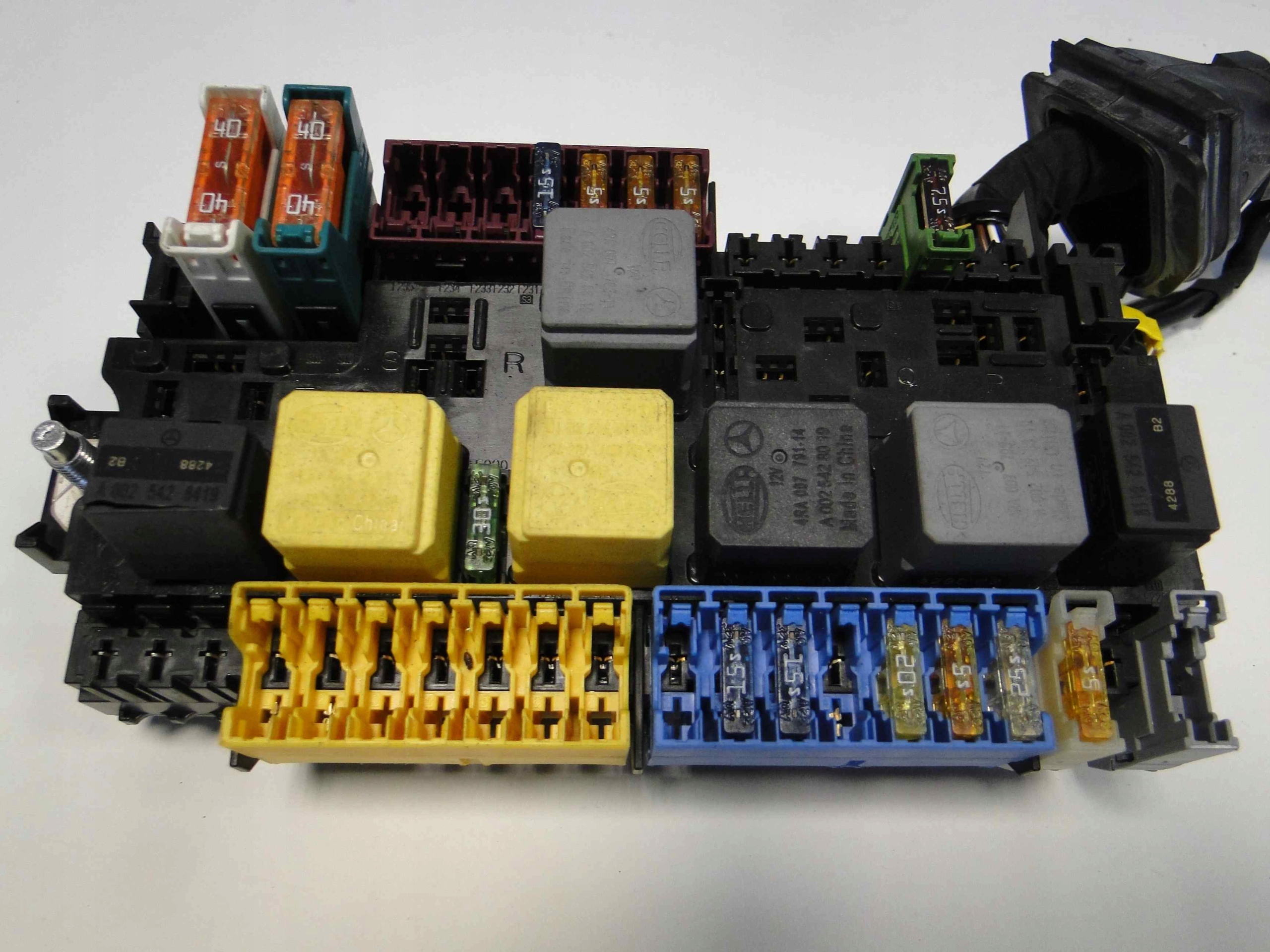 MERCEDES B KLASA W242 242 SKRZYNKA BEZPIECZNIKÓW Producent części Mercedes-Benz OE