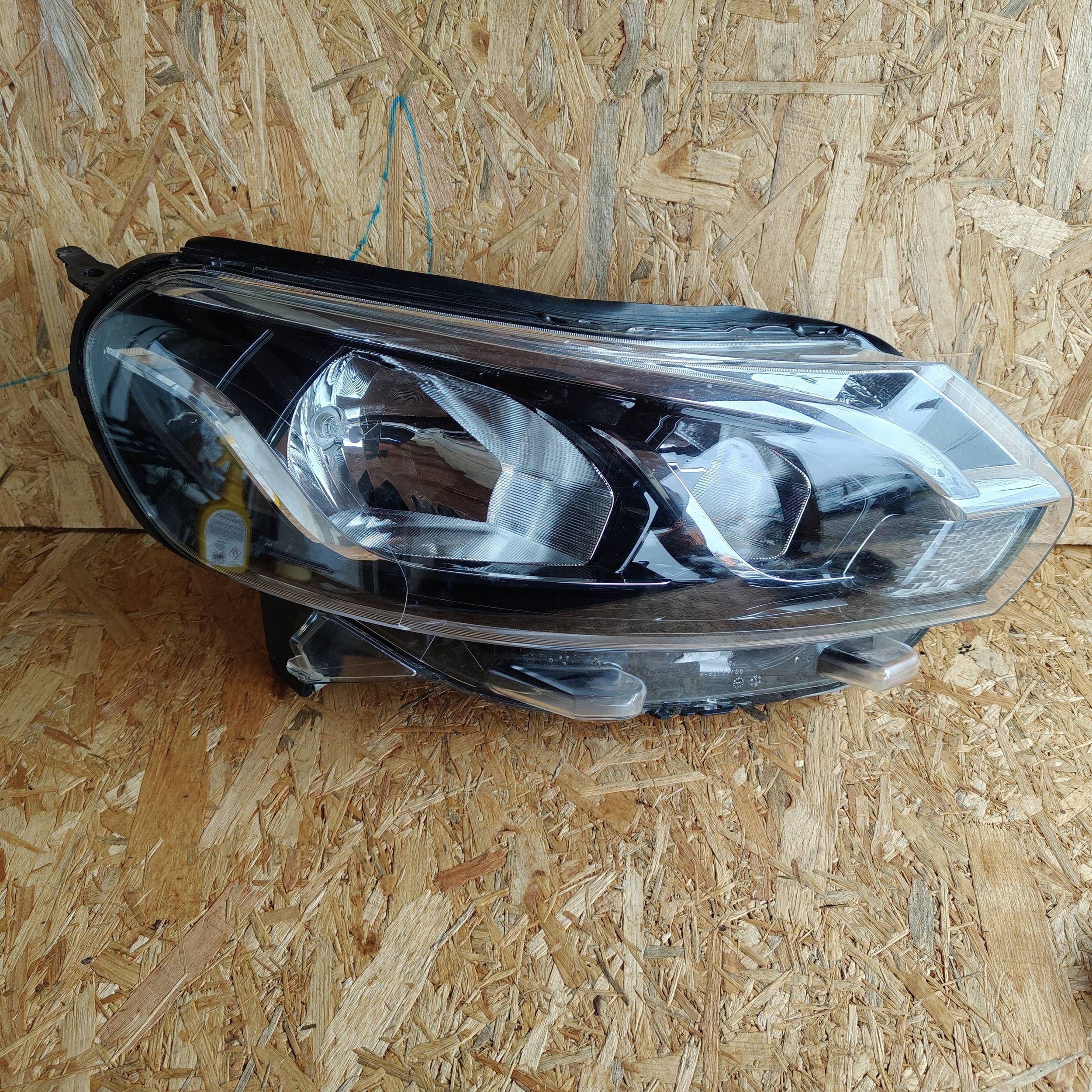 Reflektor předek strana pravá Toyota Proace