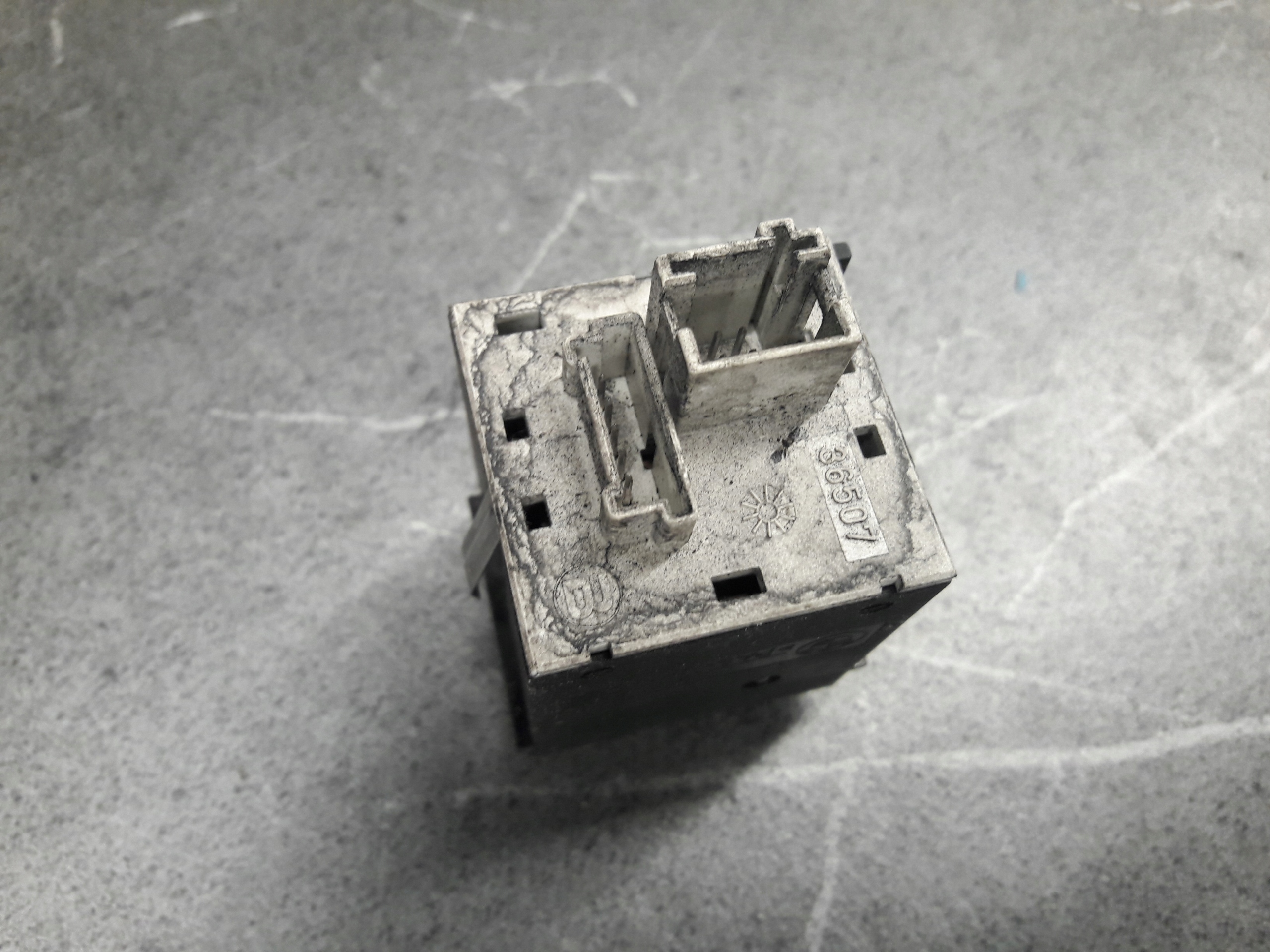 8373983 przelacznik OGRZEWANIA SZYBY BMW 3 E46 Numer katalogowy części 8373983