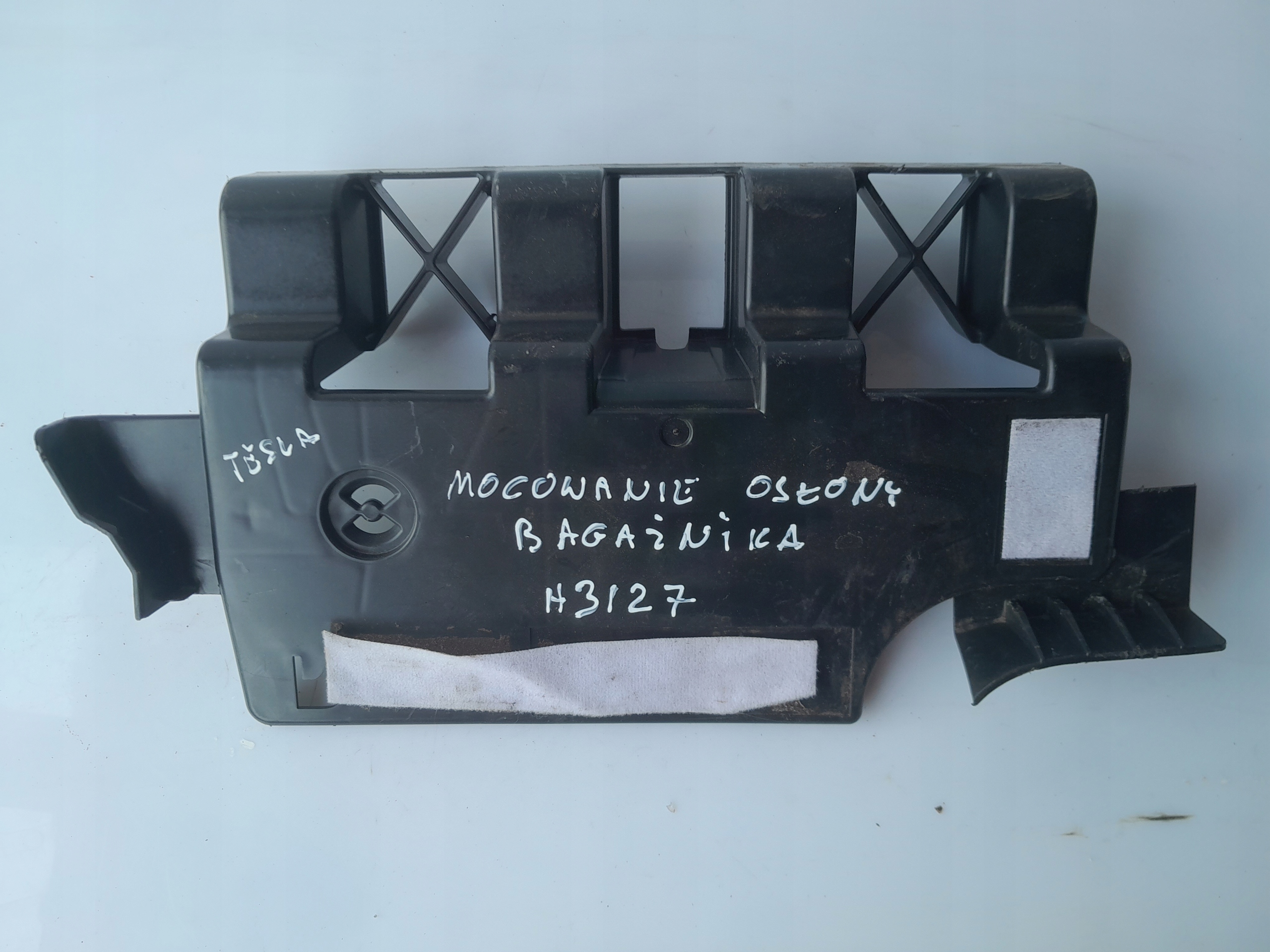 MOCOWANIE OSŁONY BAGAŻNIKA TESLA MODEL 3