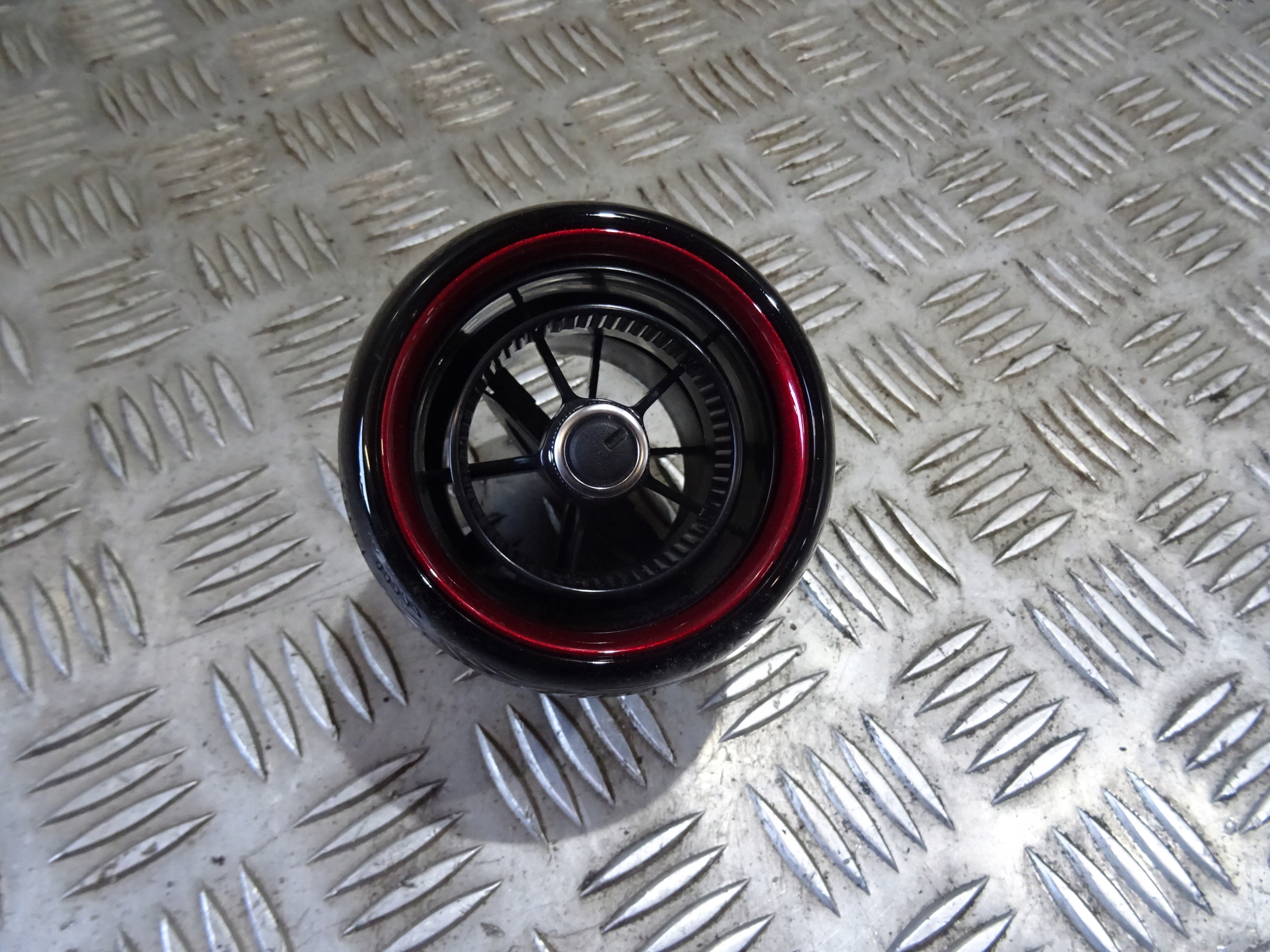 воздухозаборник жалюзи потока воздуха консоли правая левый D09W64730