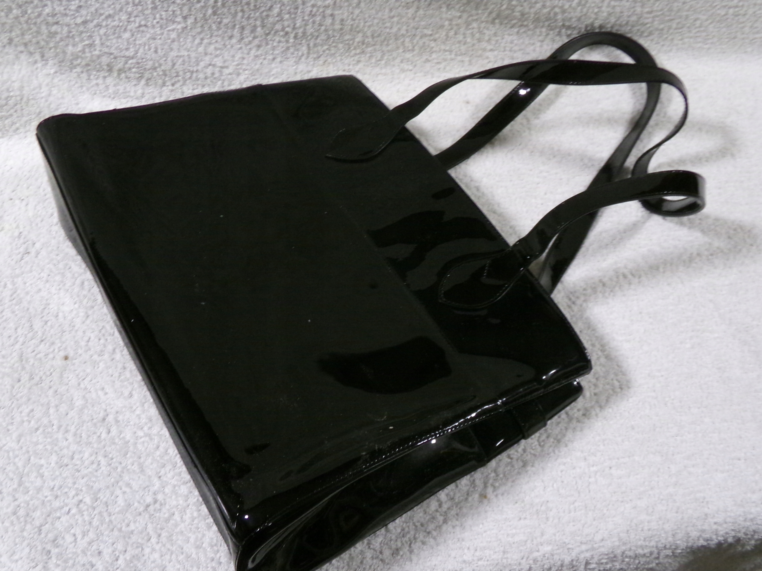 ŚLICZNA TOREBKA LAKIEROWANA-ZADBANA