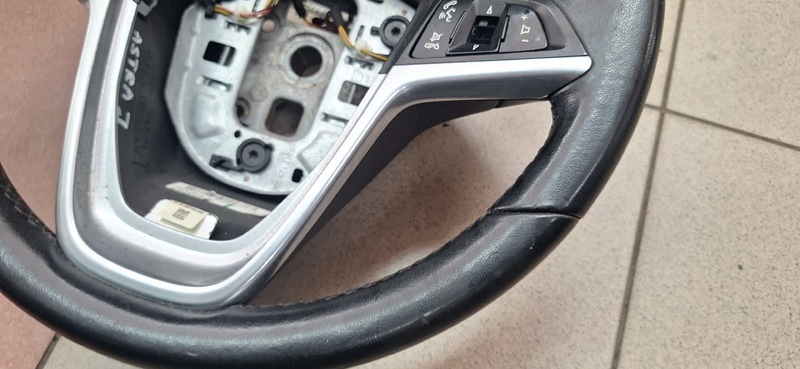 volan kožna MULTIFUNKCYJNA OPEL ASTRA J 13305818