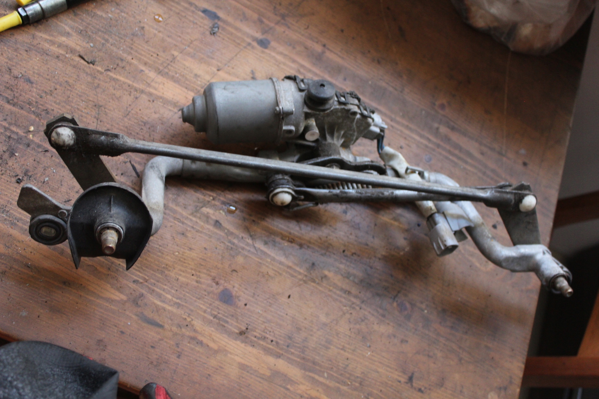 85110-47120 - МЕХАНІЗМ СКЛООЧИСНИКА PRIUS III EUROPA