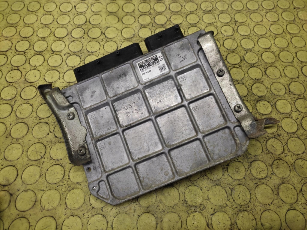TOYOTA AURIS 2.0 D control unit of the engine 8966102D82