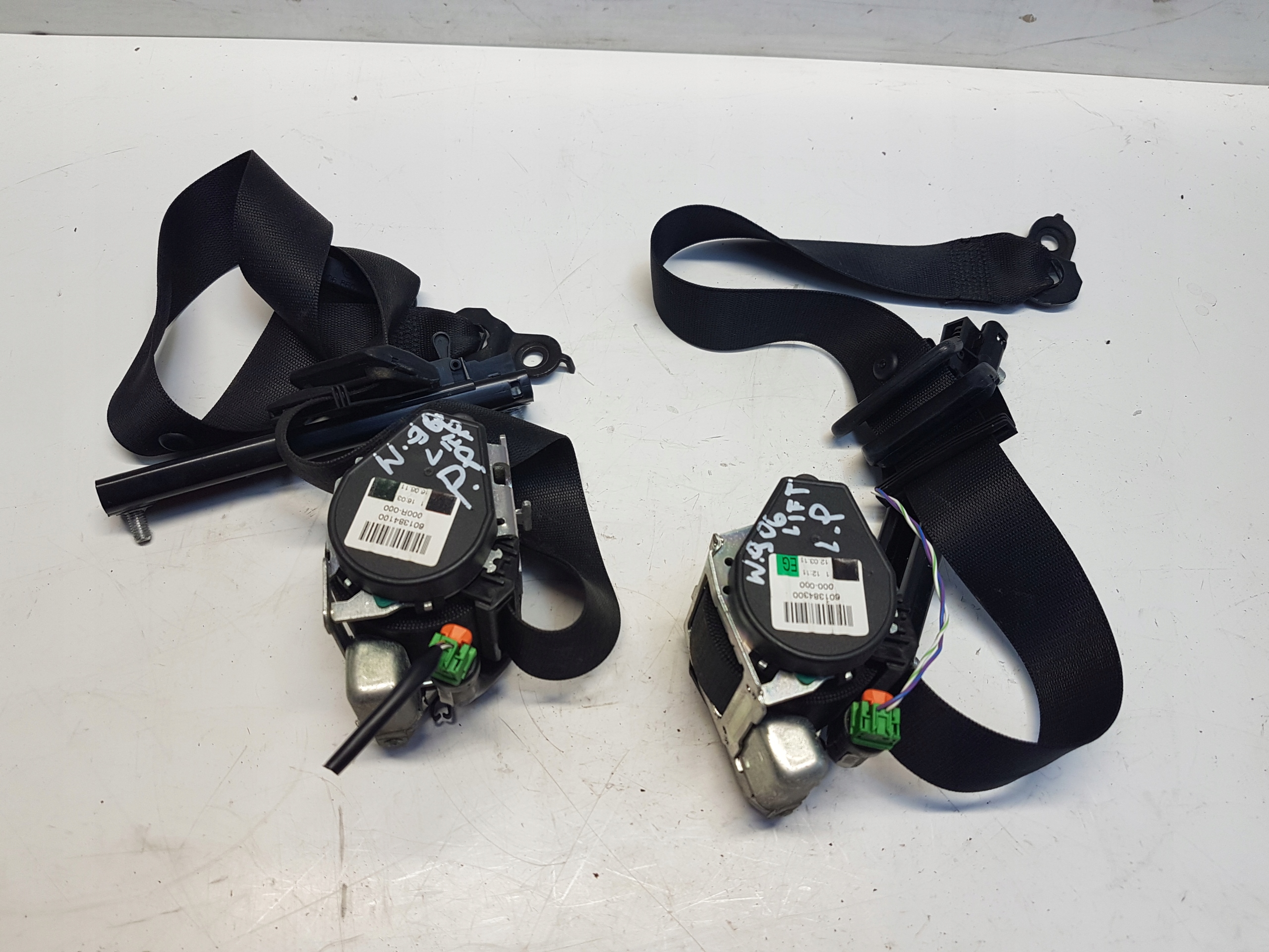 601384100 - SPRINTER 906 натягувач ременя лівий передній правий